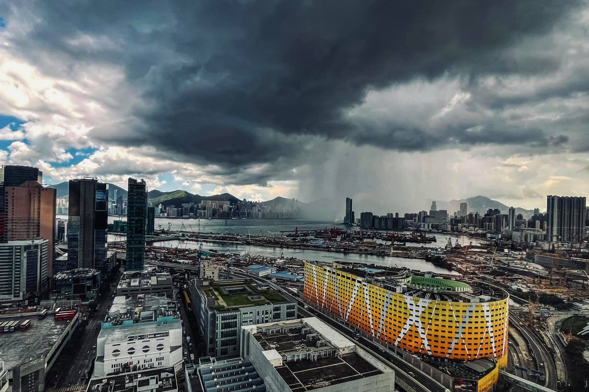 9月21日中秋節中午風雲變色,在九龍灣看到維園驟雨如倒水般集中在一處。攝於12:45。(Albert Chan攝/ Facebook專頁社區天氣觀測計劃 CWOS) 9月21日中秋節中午風雲變色,在九龍灣看到維園驟雨如倒水般集中在一處。攝於12:45。(Albert Chan攝/ Facebook專頁社區天氣觀測計劃 CWOS)