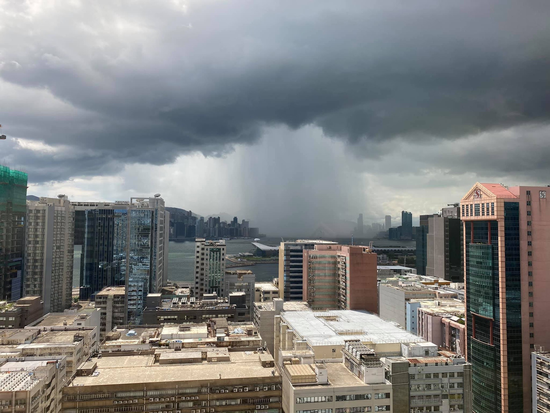 9月21日中秋節中午風雲變色,在觀塘看到維園驟雨如倒水般集中在一處。攝於12:48。(Akimoto Ayumu攝/ Facebook專頁社區天氣觀測計劃 CWOS) 9月21日中秋節中午風雲變色,在觀塘看到維園驟雨如倒水般集中在一處。攝於12:48。(Akimoto Ayumu攝/ Facebook專頁社區天氣觀測計劃 CWOS)