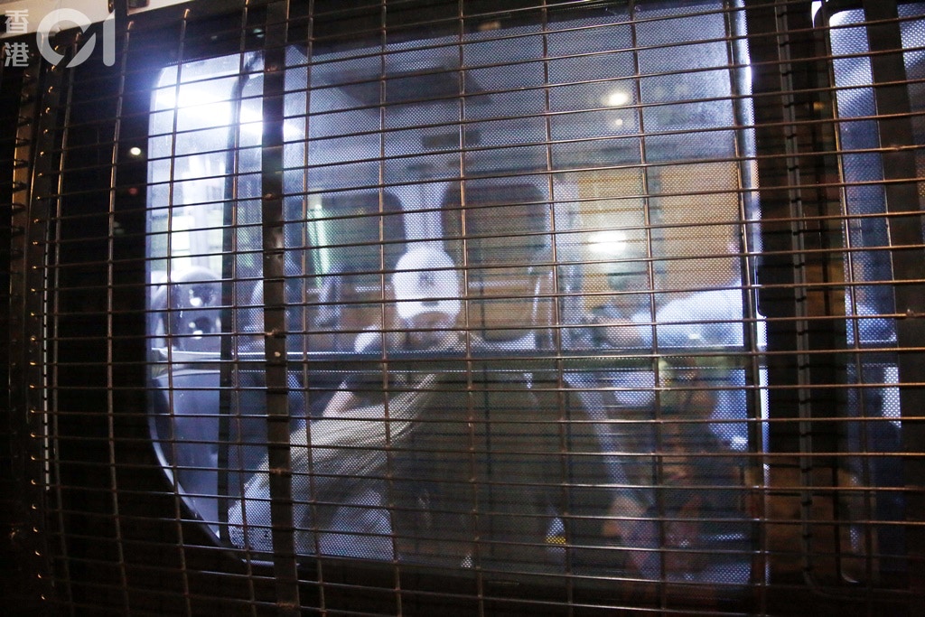 一名女子涉藏毒被帶上警車。(陳永武攝)