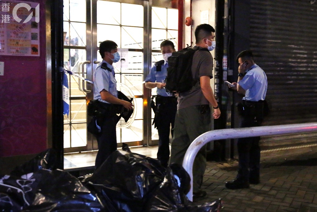 警員封鎖大廈調查。(陳永武攝)