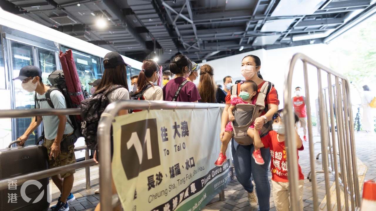中秋節|市民湧東涌闖大澳 嘆花燈節熄燈可惜 賞中華白海豚彌補 中秋節|市民湧東涌闖大澳 嘆花燈節熄燈可惜 賞中華白海豚彌補