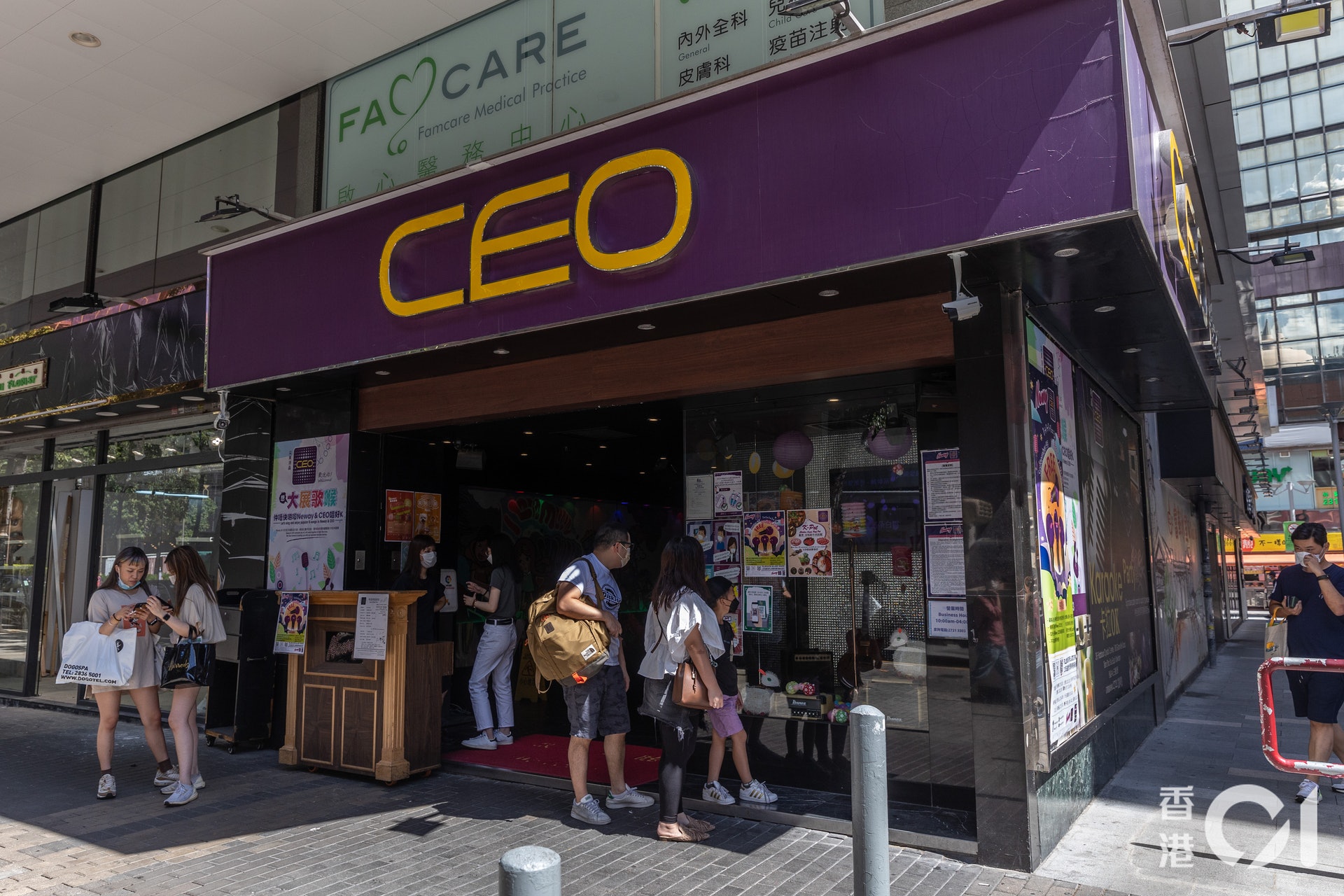 中秋翌日假期,尖沙嘴港晶中心CEO吸引不少年輕人光顧。(廖雁雄攝) 中秋翌日假期,尖沙嘴港晶中心CEO吸引不少年輕人光顧。(廖雁雄攝)