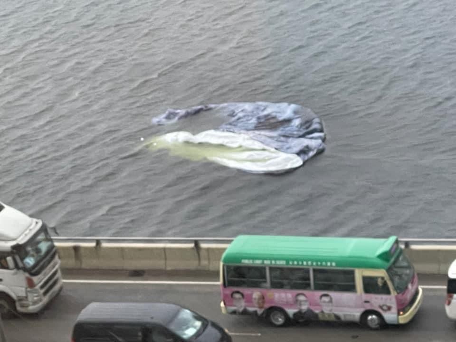 觀塘海濱巨月完成任務,受風吹雨打漏氣飄浮海面。(網上圖片) 觀塘海濱巨月完成任務,受風吹雨打漏氣飄浮海面。(網上圖片)