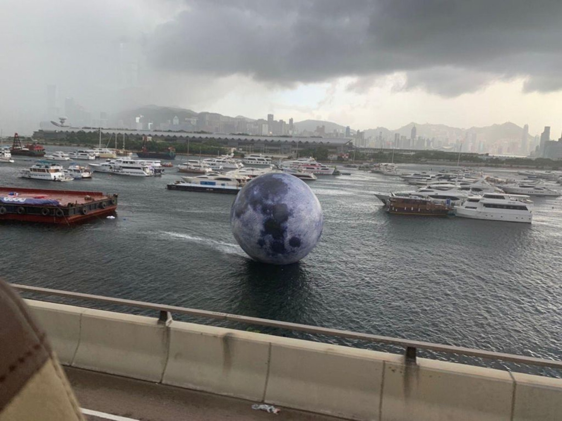 觀塘海濱巨月完成任務,受風吹雨打漏氣飄浮海面。(網上圖片) 觀塘海濱巨月完成任務,受風吹雨打漏氣飄浮海面。(網上圖片)