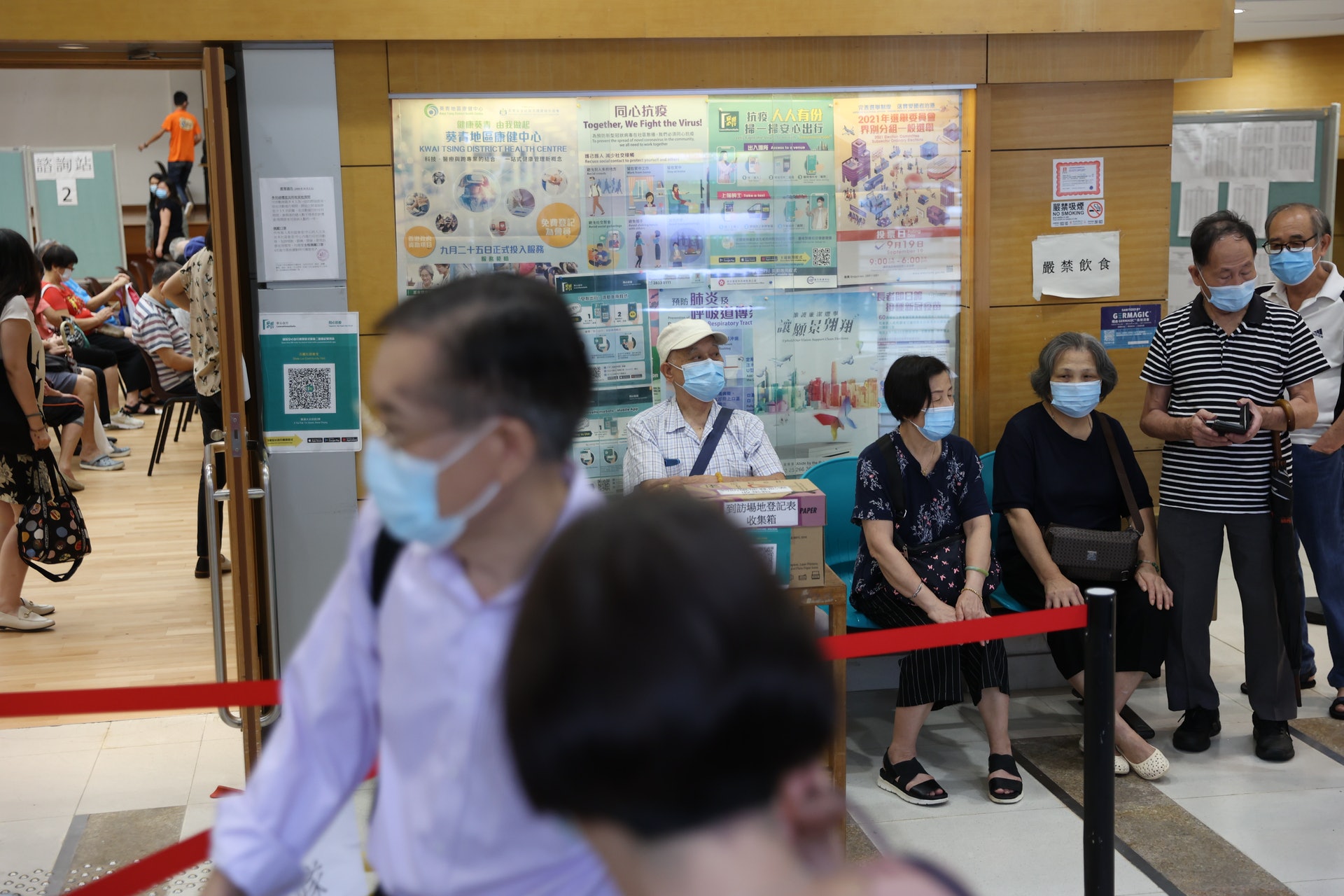 政府今日(23日)至周六在石籬會堂接種中心為長者接種疫苗,若是當區滿60歲的長者只要接種一針疫苗,便可以獲發200元超市禮券。(鄭子峰攝) 政府今日(23日)至周六在石籬會堂接種中心為長者接種疫苗,若是當區滿60歲的長者只要接種一針疫苗,便可以獲發200元超市禮券。(鄭子峰攝)