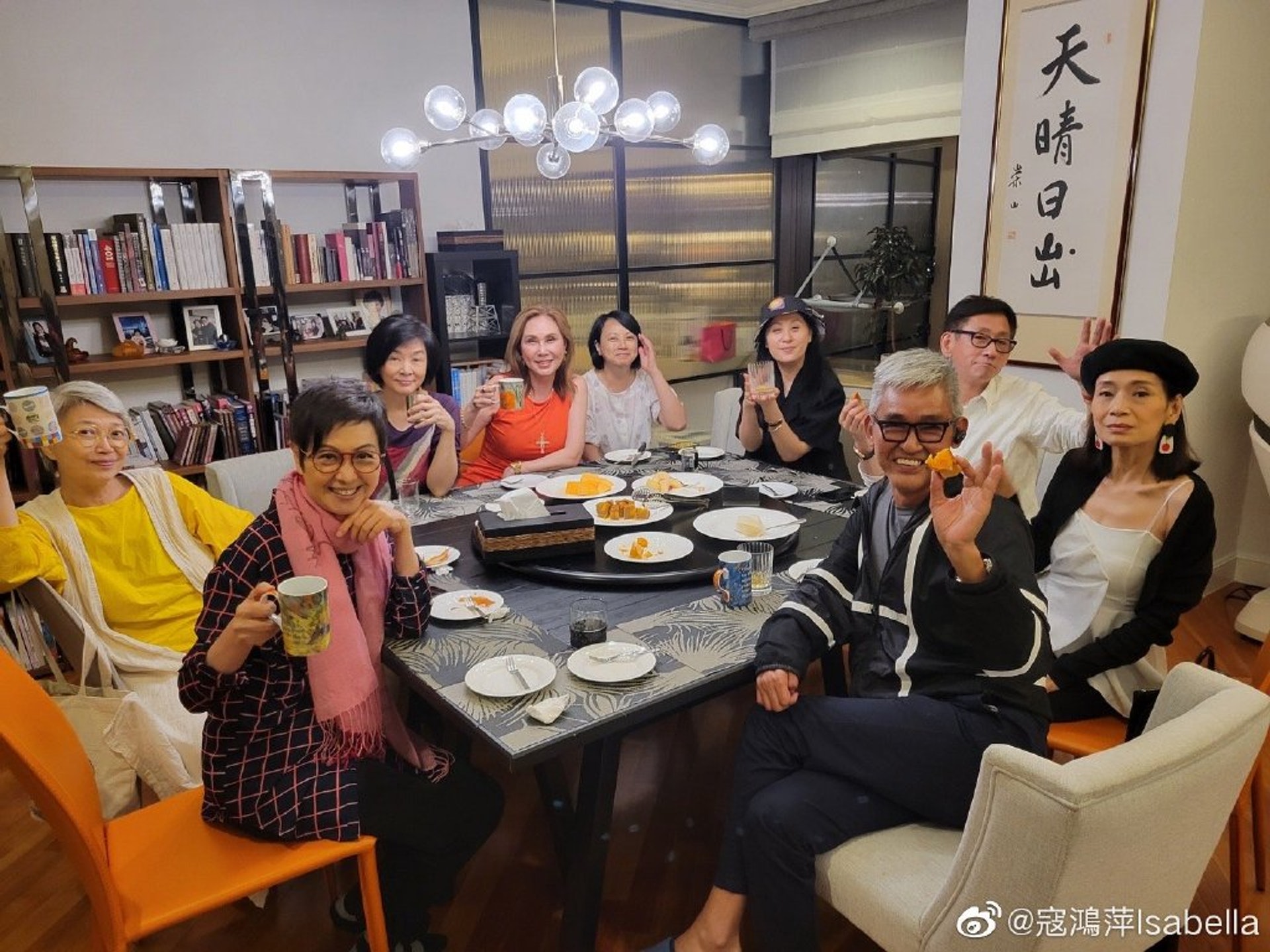 日前智叔太太陳敏兒與陳玉蓮、廖安麗、江欣燕、寇鴻萍等好友聚會。(微博@寇鴻萍Isabella) 日前智叔太太陳敏兒與陳玉蓮、廖安麗、江欣燕、寇鴻萍等好友聚會。(微博@寇鴻萍Isabella)