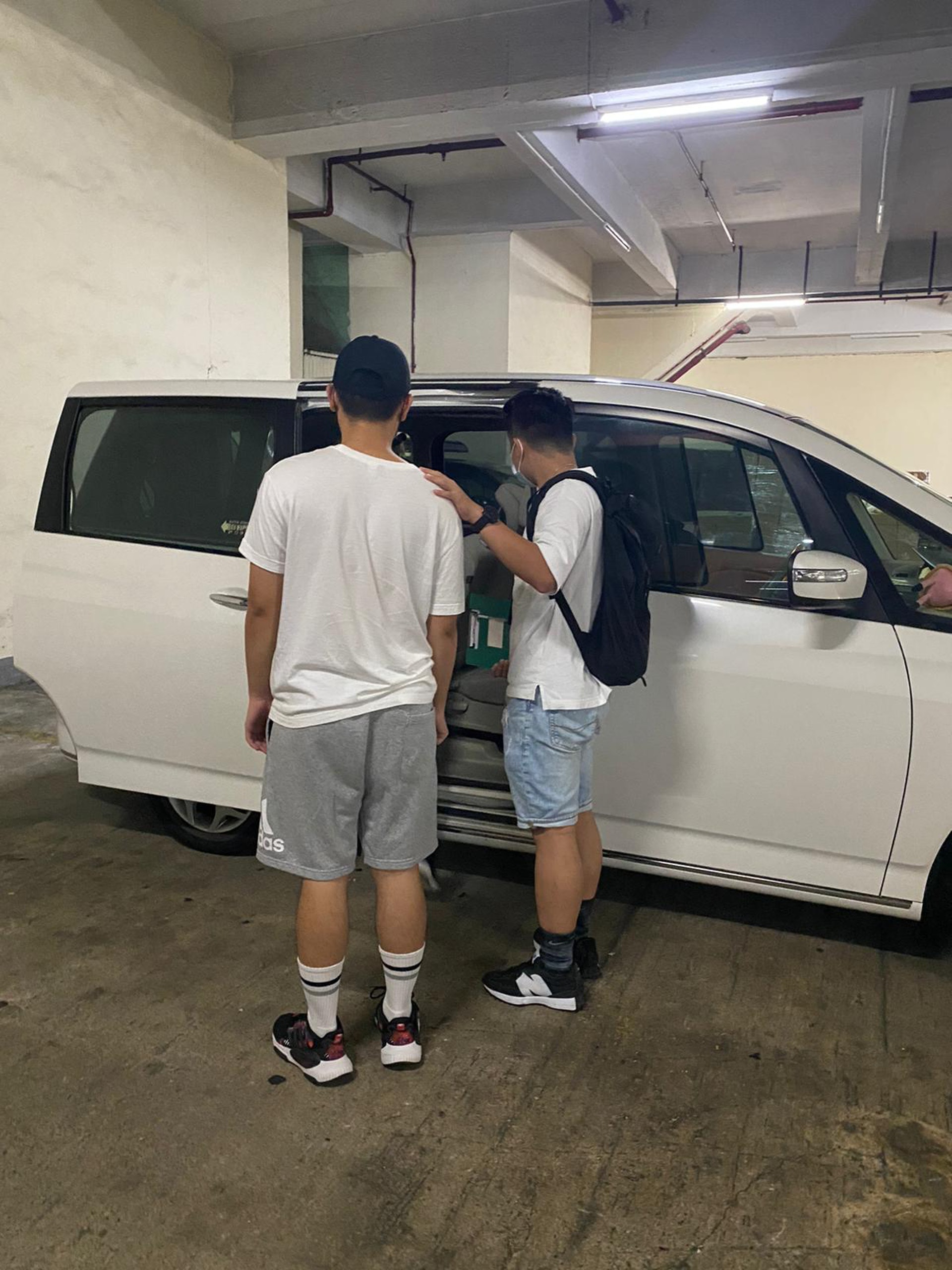 負責人被捕帶署。(警方提供) 負責人被捕帶署。(警方提供)