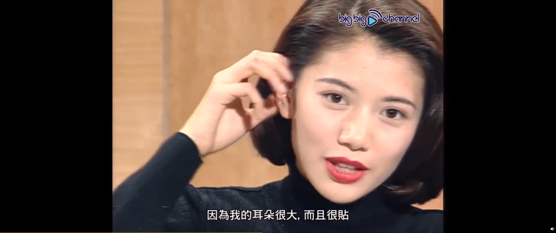 滿意自己耳仔。(影片截圖) 滿意自己耳仔。(影片截圖)