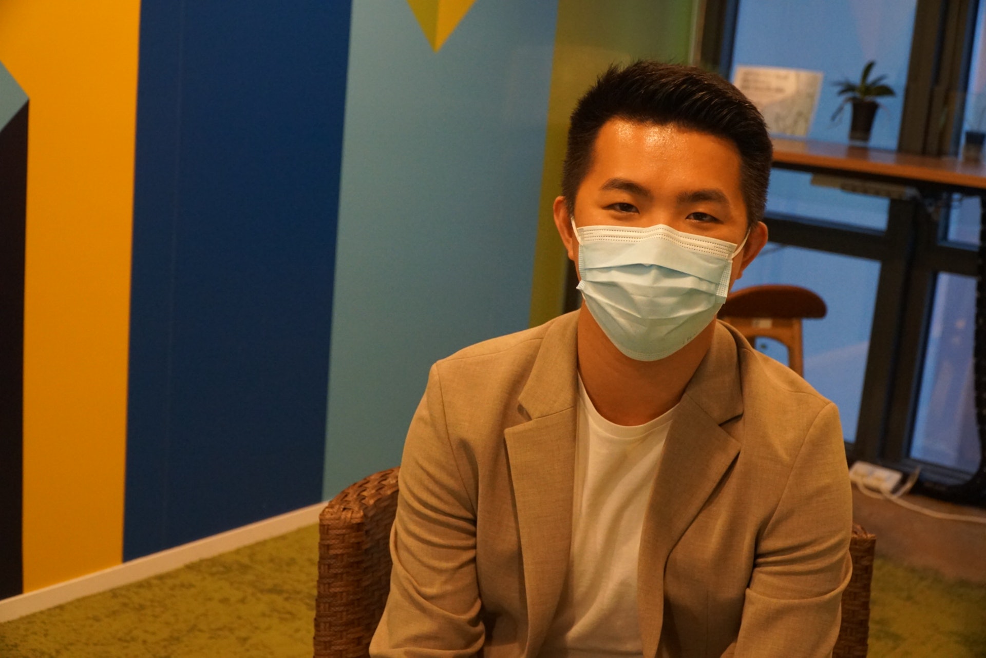 張皓程憶述,將機械手供患者使用期間,見證不少患者由原本不能動,到現時沒有機器輔助下亦能自行完成拿起物件的動作,證明家用版復康機械手確實有成效,「有個中風伯伯用咗機械手復康三個月之後,就可以自己打開隻手,同手嘅反應快咗,展開嘅幅度都大咗」。(曾鳳婷攝) 張皓程憶述,將機械手供患者使用期間,見證不少患者由原本不能動,到現時沒有機器輔助下亦能自行完成拿起物件的動作,證明家用版復康機械手確實有成效,「有個中風伯伯用咗機械手復康三個月之後,就可以自己打開隻手,同手嘅反應快咗,展開嘅幅度都大咗」。(曾鳳婷攝)
