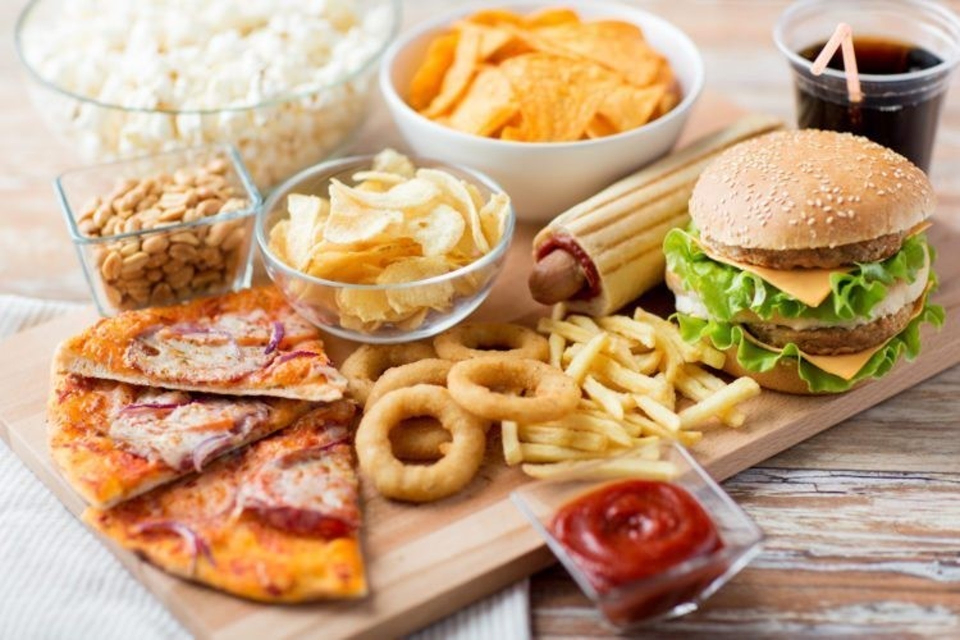 要降低膽固醇，日常應避免含有反式脂肪的食物。（圖片：SLEK）