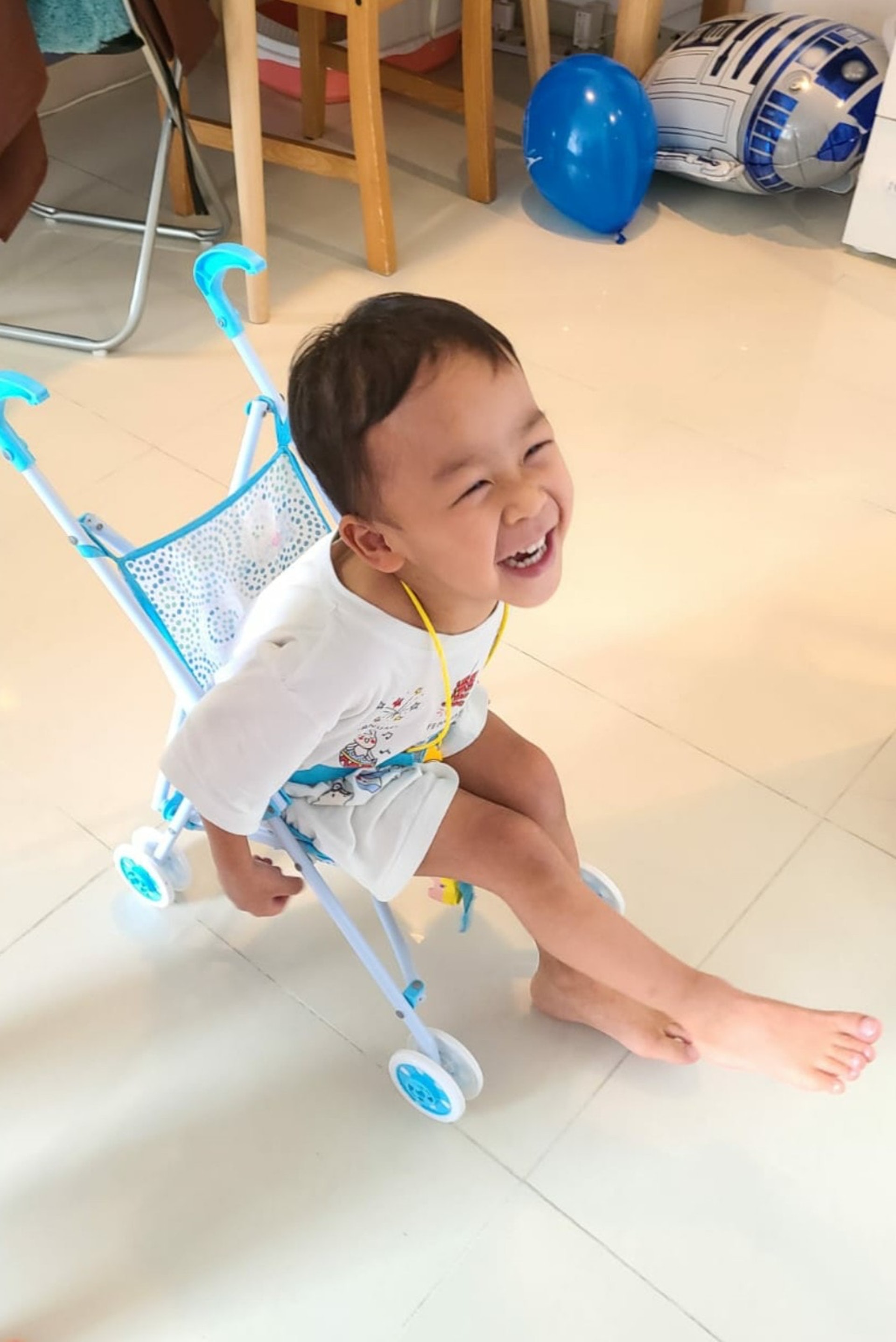 香港兒童醫院的心胸外科顧問醫生羅冠中將於10月底離任,而4歲男童小鐵漢(Kansas)因患有先天性心臟病,出生至今所有手術都是由羅醫生包辦 香港兒童醫院的心胸外科顧問醫生羅冠中將於10月底離任,而4歲男童小鐵漢(Kansas)因患有先天性心臟病,出生至今所有手術都是由羅醫生包辦