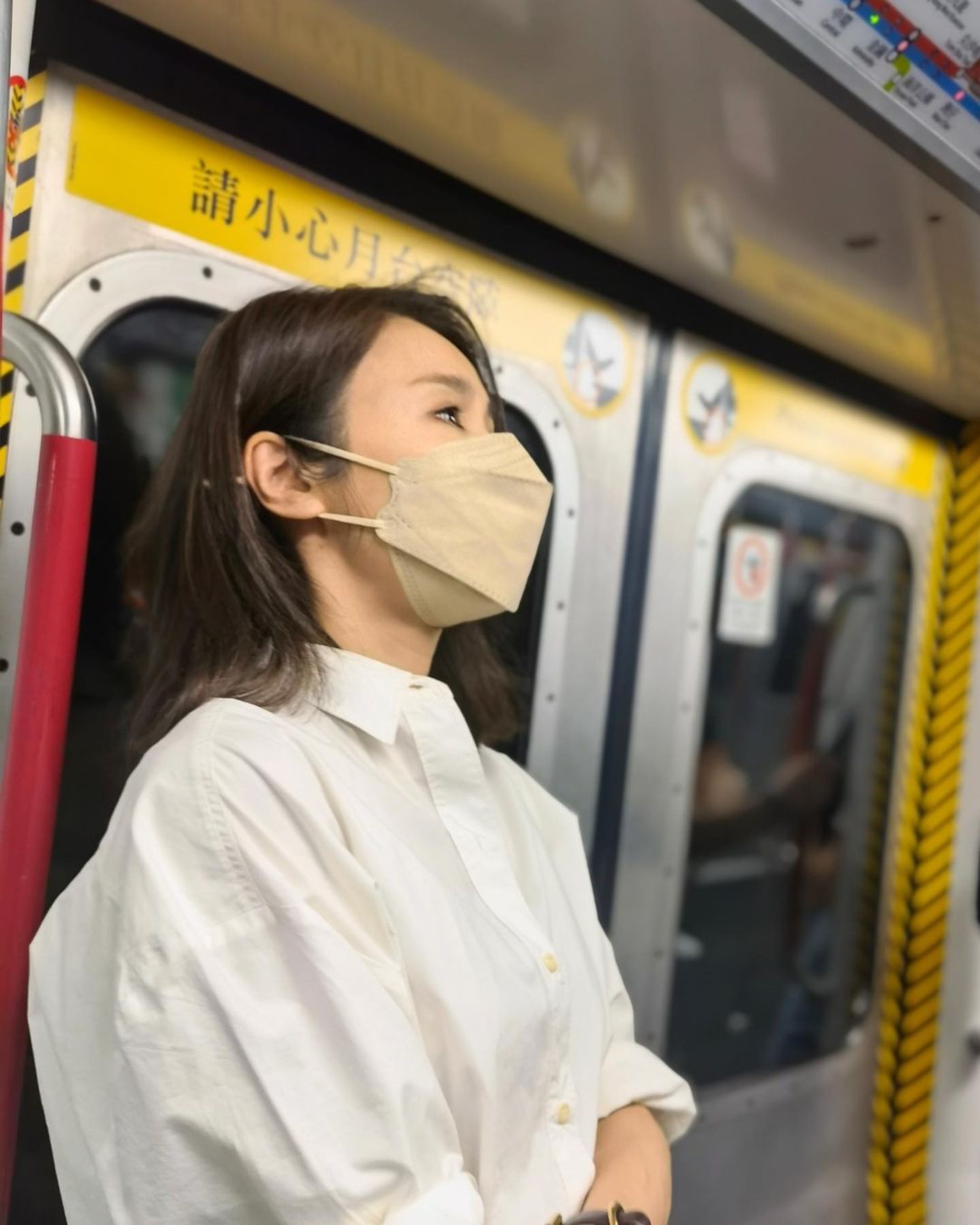 黎姿早前貼出和囡囡一起搭港鐵的照片,網民大讚貼地(ig:黎姿) 黎姿早前貼出和囡囡一起搭港鐵的照片,網民大讚貼地(ig:黎姿)