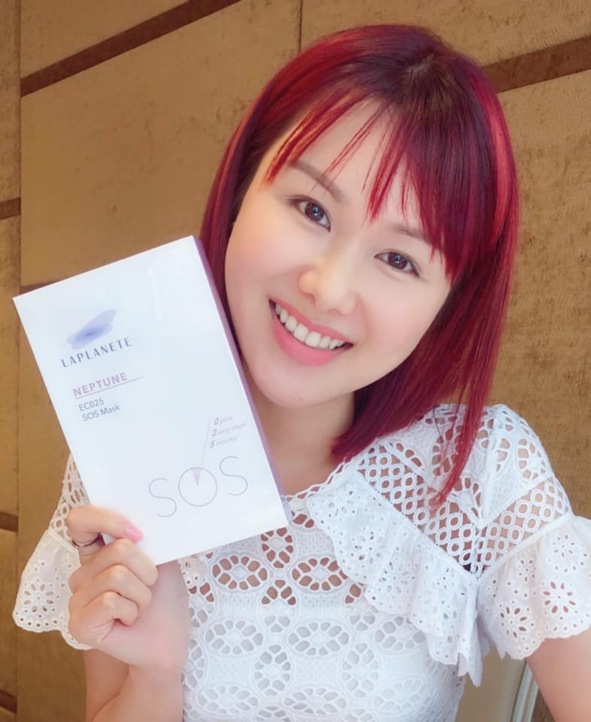 在劇集《我家無難事》飾演冰冰的劉思希(Lisa)都是NEPTUNE EC025急救面膜的忠實用家,只有0.3mm厚度的面膜紙為她繁忙的演藝生活打好基礎。(圖片:Laplanete) 在劇集《我家無難事》飾演冰冰的劉思希(Lisa)都是NEPTUNE EC025急救面膜的忠實用家,只有0.3mm厚度的面膜紙為她繁忙的演藝生活打好基礎。(圖片:Laplanete)