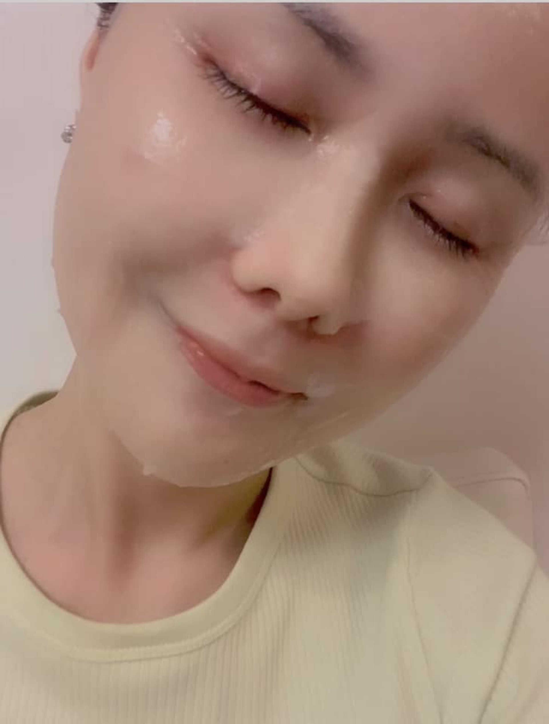 在劇集《我家無難事》飾演冰冰的劉思希(Lisa)都是NEPTUNE EC025急救面膜的忠實用家,只有0.3mm厚度的面膜紙為她繁忙的演藝生活打好基礎。(圖片:Laplanete) 在劇集《我家無難事》飾演冰冰的劉思希(Lisa)都是NEPTUNE EC025急救面膜的忠實用家,只有0.3mm厚度的面膜紙為她繁忙的演藝生活打好基礎。(圖片:Laplanete)