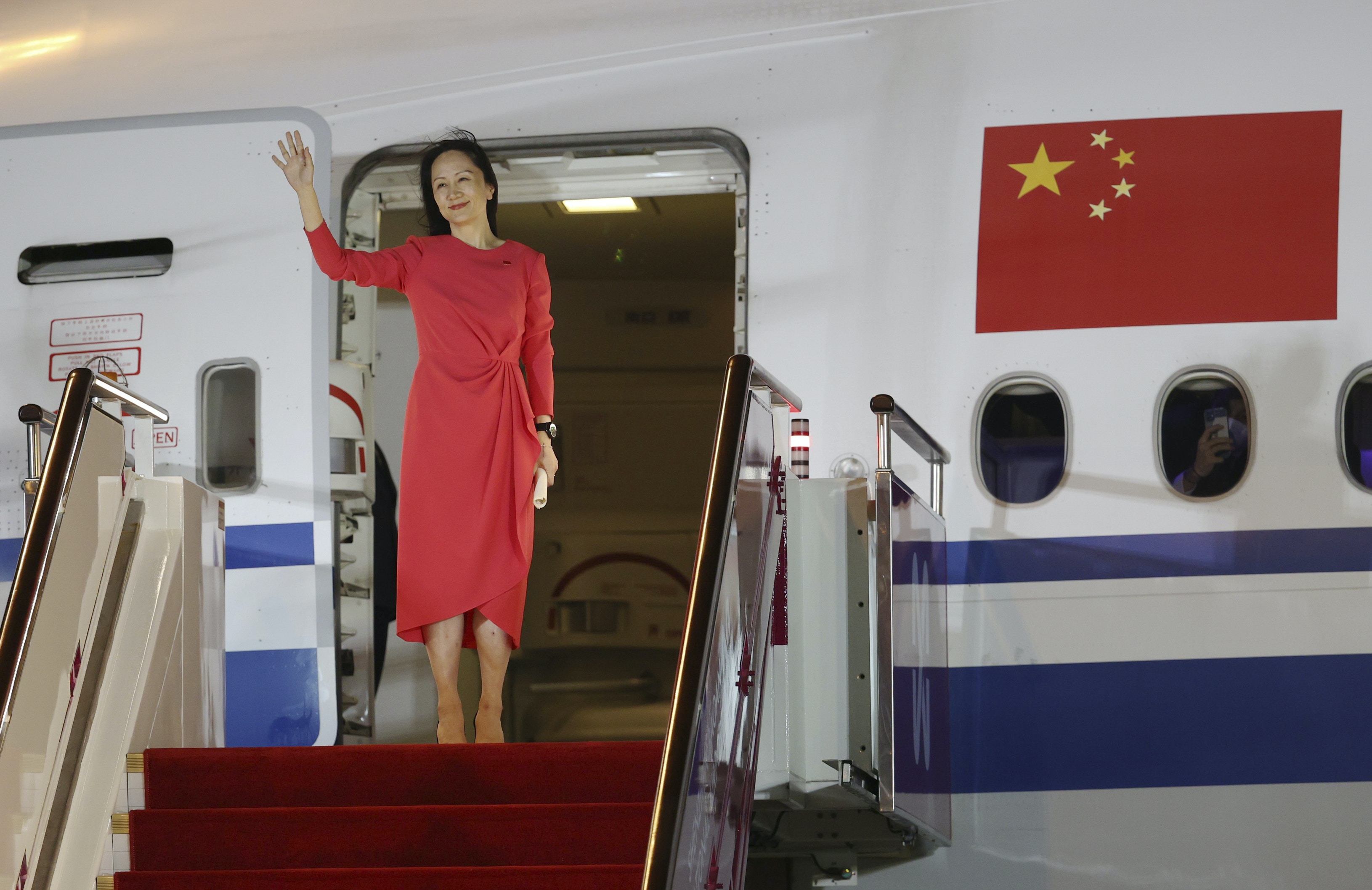 孟晚舟回國：圖為2021年9月25日晚，中國電訊設備商華為副董事長孟晚舟孟晚舟乘坐中國政府包機抵達深圳寶安國際機場。（新華社）