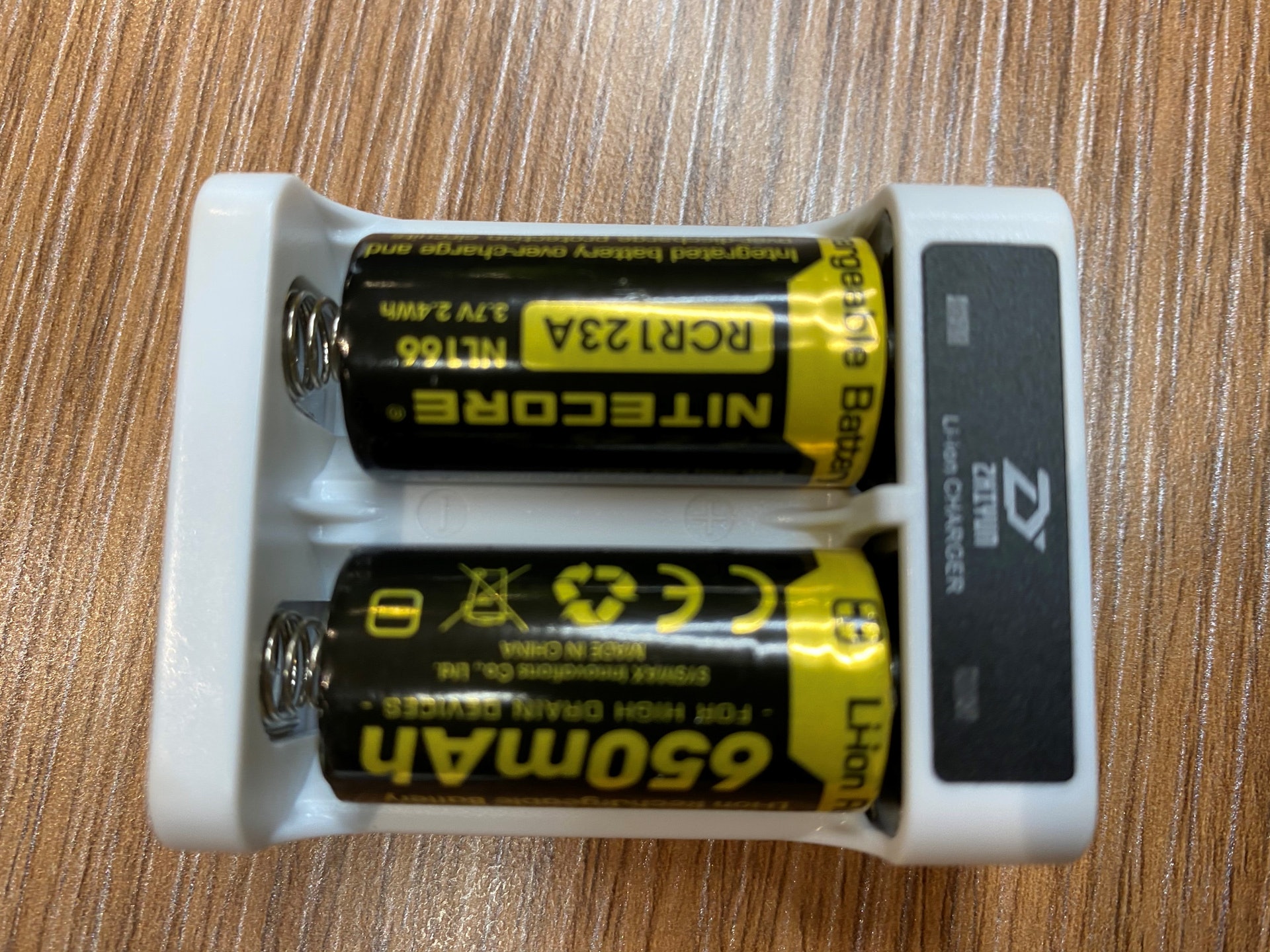 在電池方面,則使用市面上較易找到及價錢較相宜的電池。(曾鳳婷攝) 在電池方面,則使用市面上較易找到及價錢較相宜的電池。(曾鳳婷攝)