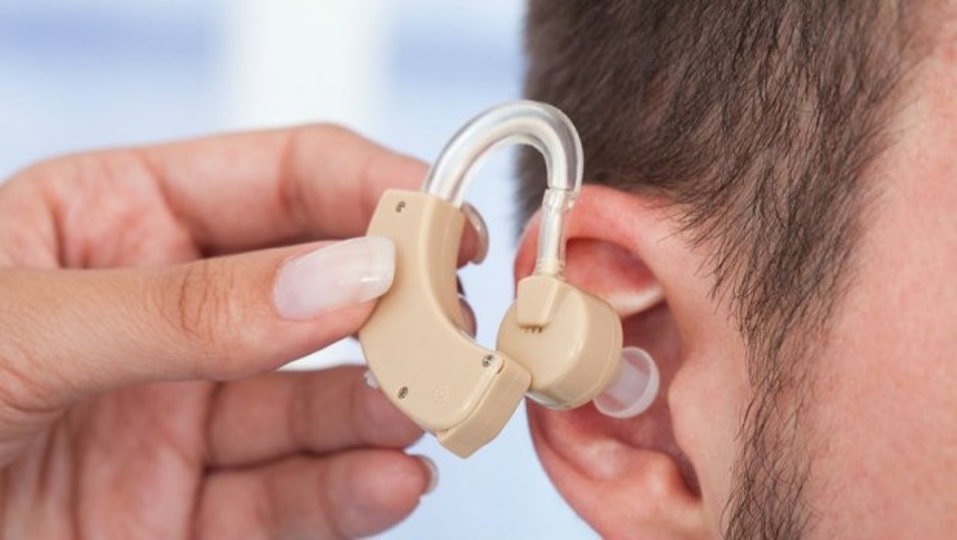 助聽器能有效讓聽力受損人士面對各種溝通所需，減低日常生活、工作、學習、社交等方面的不便。（圖片：businessweekly）