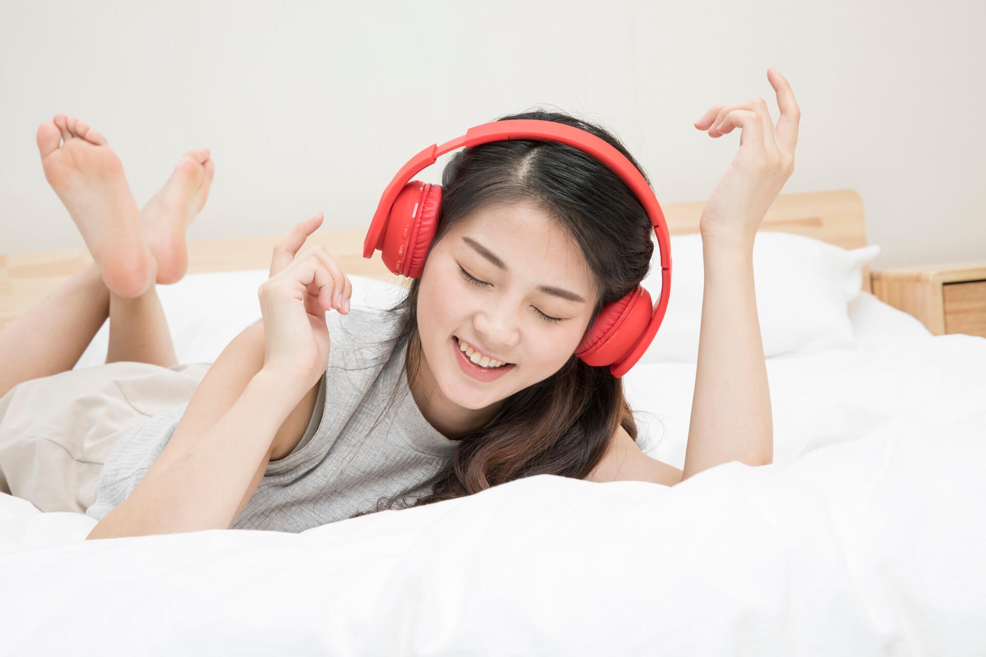 經常聽耳機，甚至扭大音量，是導致聽力受損年輕化的因素。（圖片：yebkg）