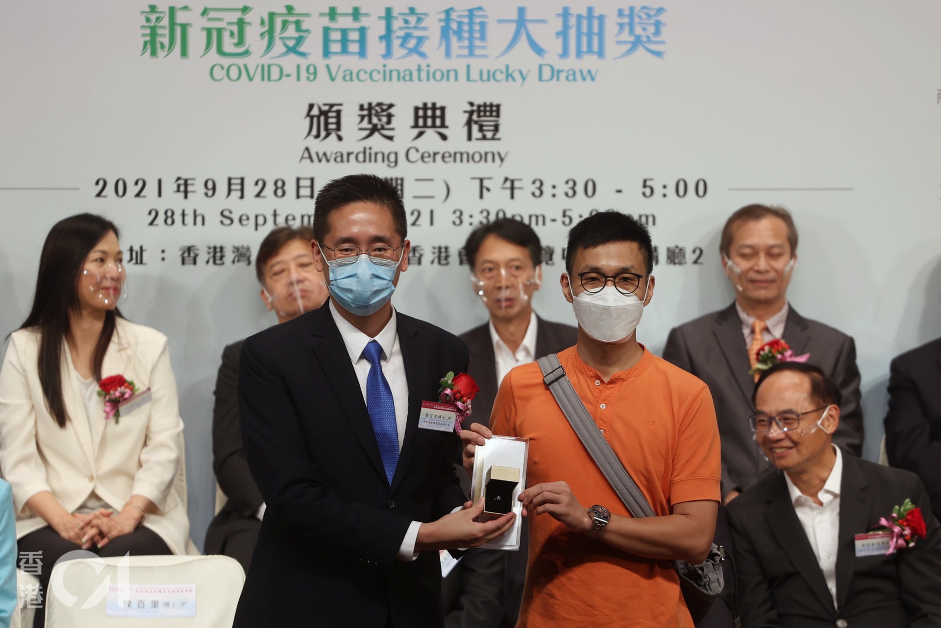 頭獎得獎主吳先生獲得價值十萬元的一卡鑽石戒指。(余俊亮攝) 頭獎得獎主吳先生獲得價值十萬元的一卡鑽石戒指。(余俊亮攝)