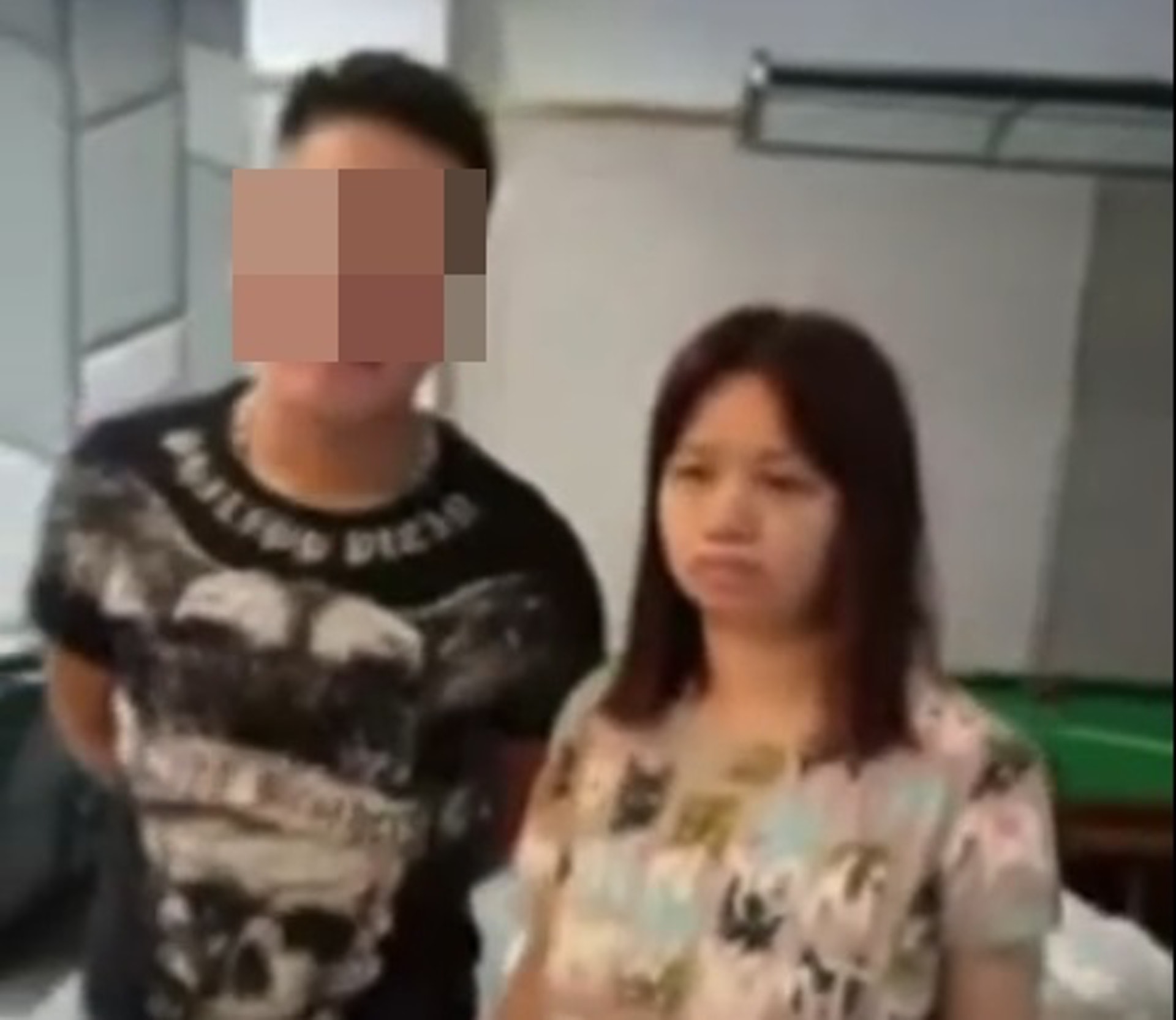 一名男子與阿儀合照。(影片截圖)