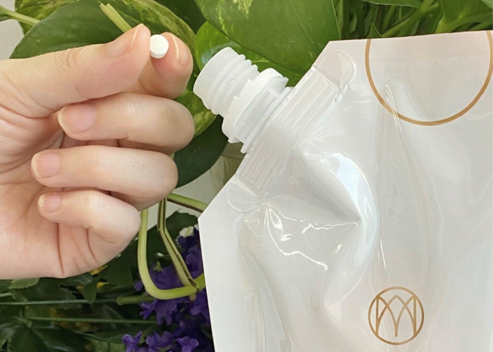 將清水注入已有配方的樽袋內,然後放入一粒CIO2丸劑,搖勻後將液體倒入噴霧器,消毒配方便會以氣態形式為室內每個角落消毒殺菌。(圖片:01mall) 將清水注入已有配方的樽袋內,然後放入一粒CIO2丸劑,搖勻後將液體倒入噴霧器,消毒配方便會以氣態形式為室內每個角落消毒殺菌。(圖片:01mall)