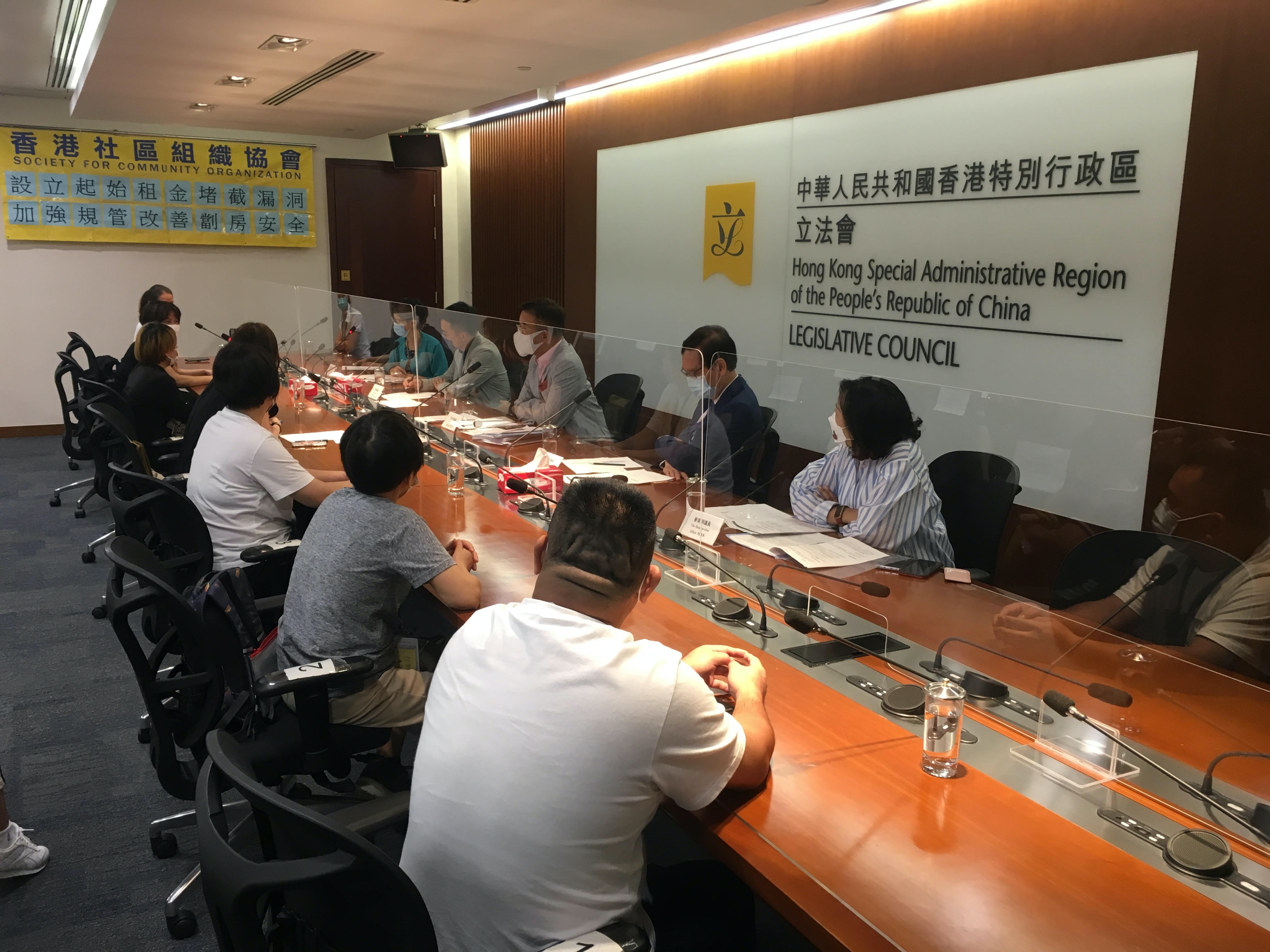 香港社區組織協會今日（29日）聯同一眾基層租戶前往立法會申訴部會見議員，要求敦促政府加強力度解決現時劏房租金嚴重脫離基層負擔能力及劏房安全等問題。（社協提供圖片）