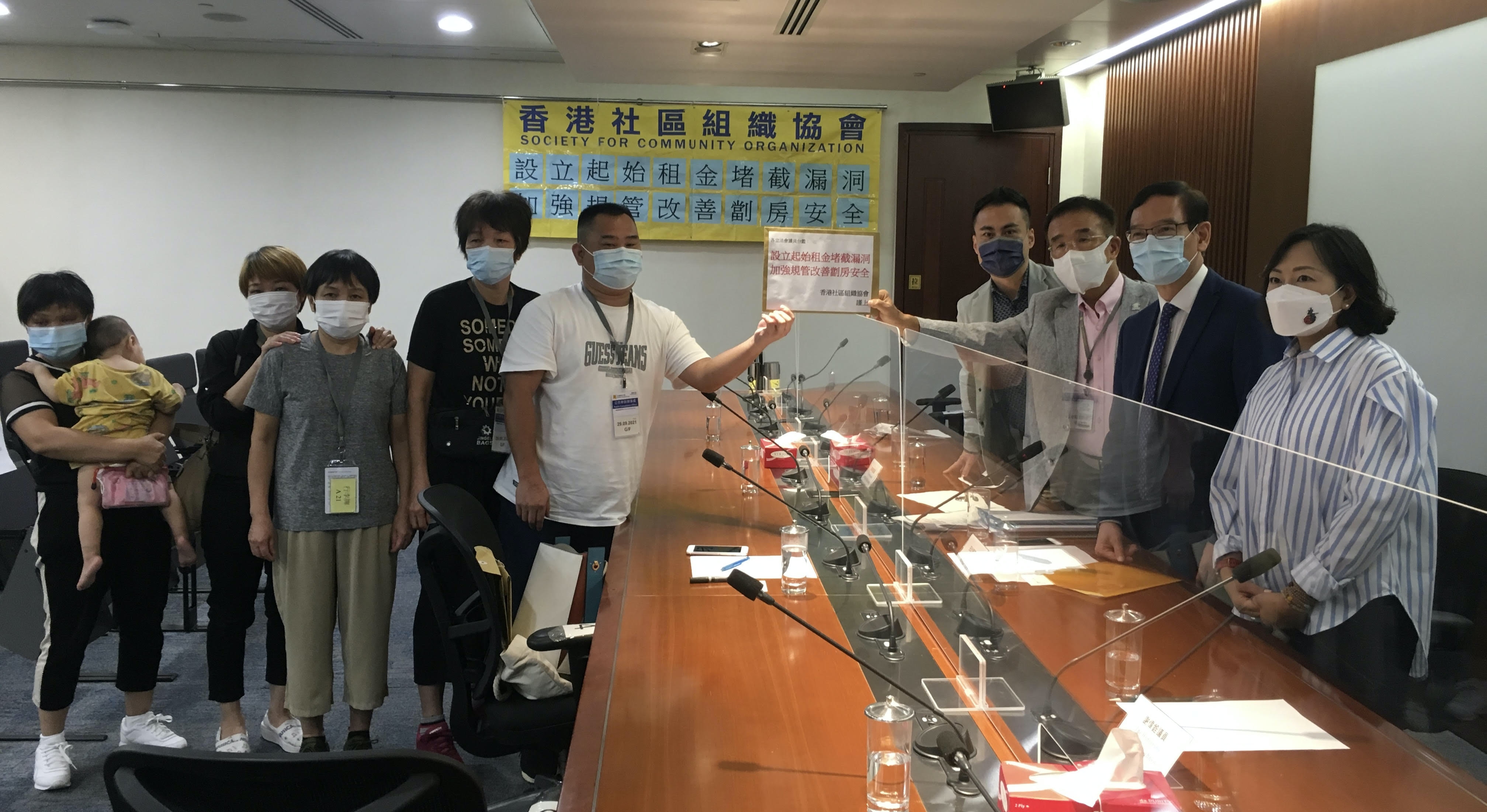 香港社區組織協會今日（29日）聯同一眾基層租戶前往立法會申訴部會見議員，要求敦促政府加強力度解決現時劏房租金嚴重脫離基層負擔能力及劏房安全等問題。（社協提供圖片）