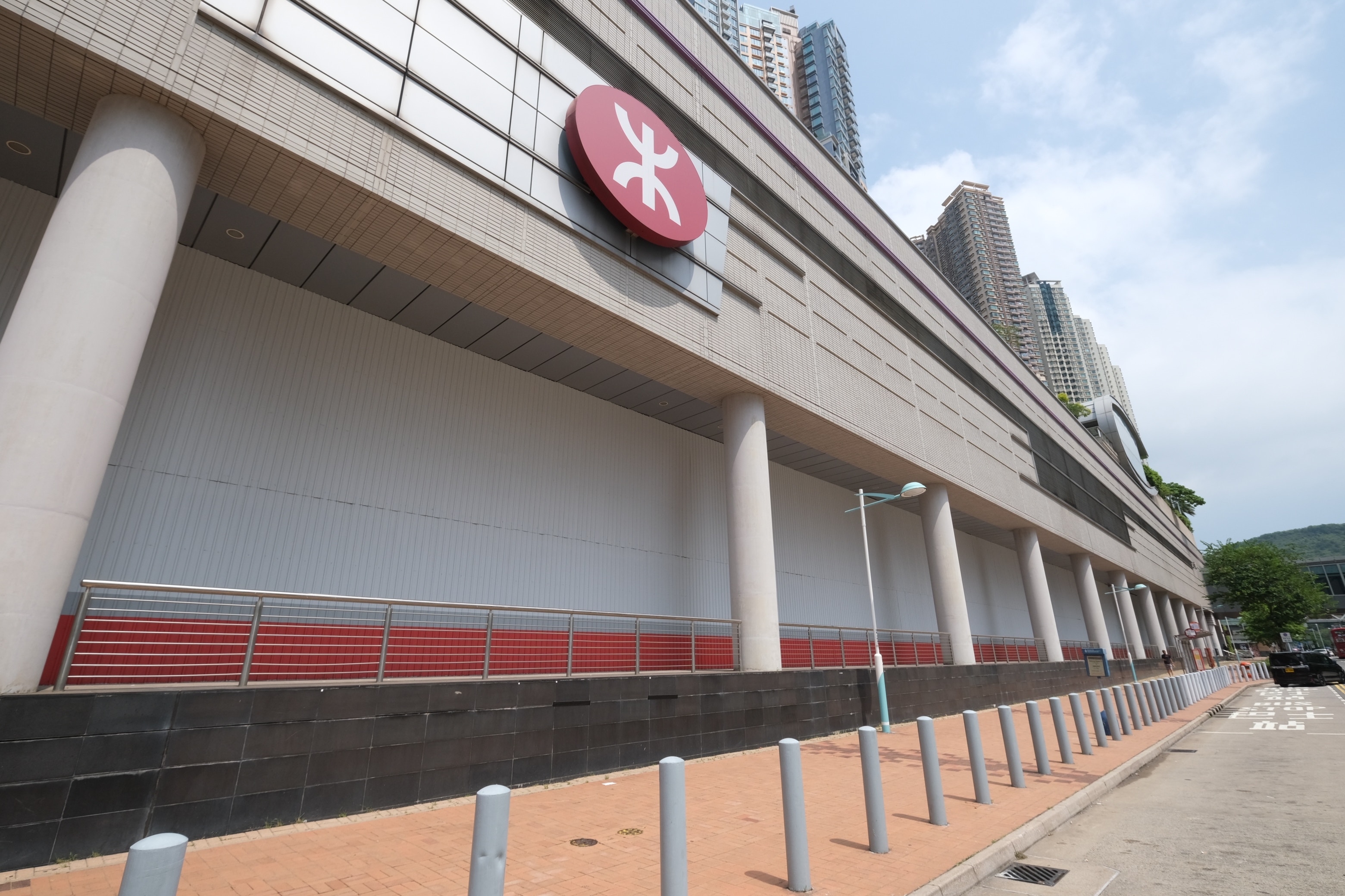 10.1國慶｜曾遭縱火旺角滙豐已「卸甲」 部份港鐵站鐵板重重