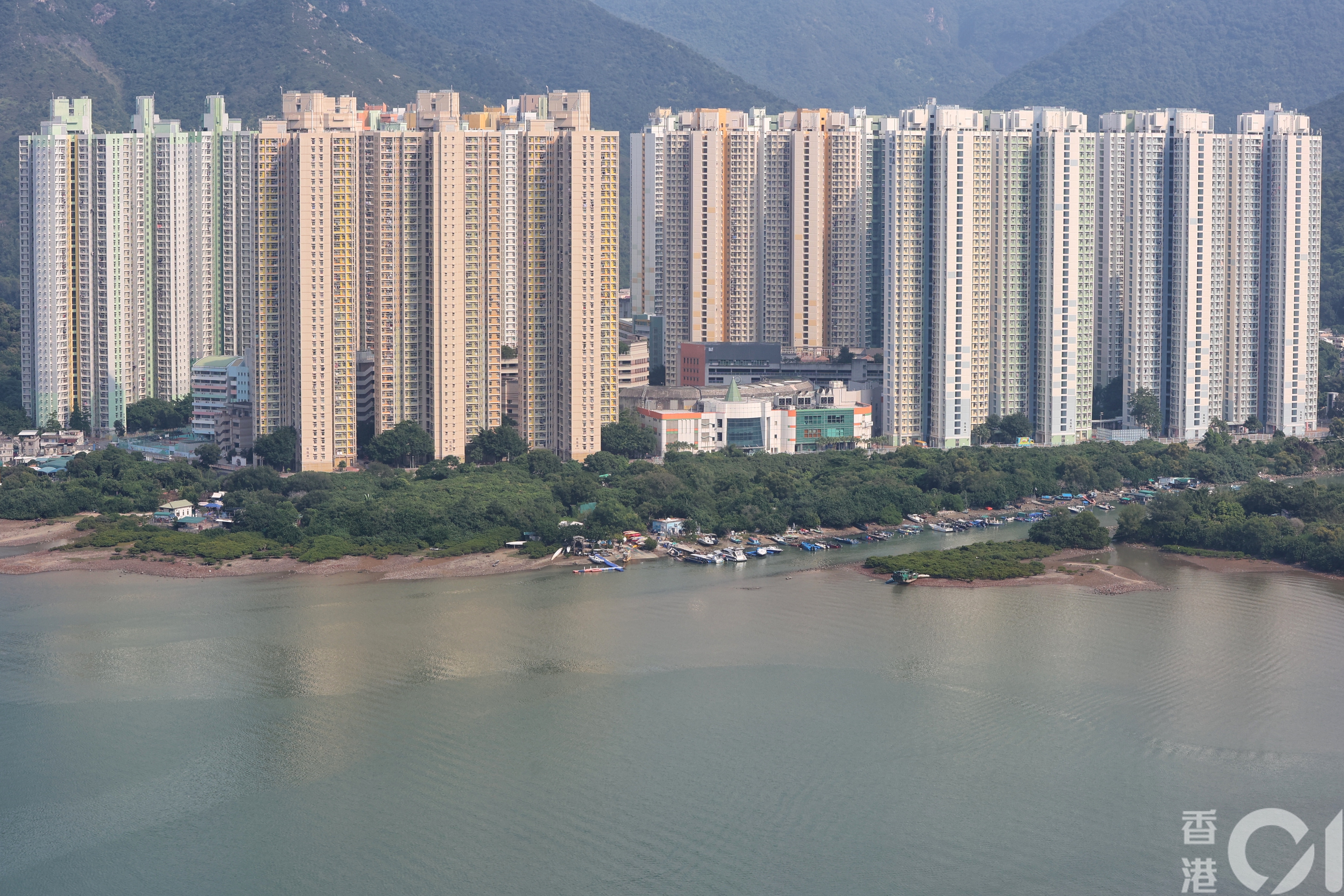 乘坐昂坪360時，沿途可欣賞到大嶼山美景。（羅君豪攝）