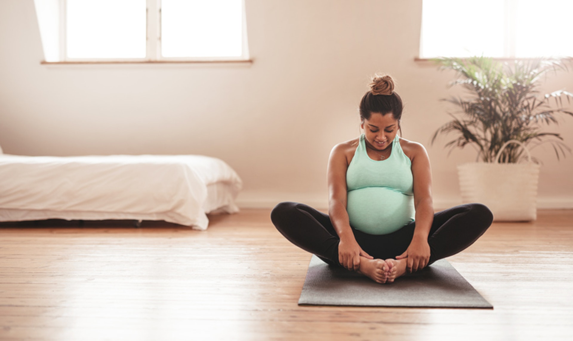 孕期最後階段可加強提升骨盆柔軟度，借助蝴蝶式、側臥提腿等瑜伽動作打開骨盆，以助順產。（圖片：beenke）