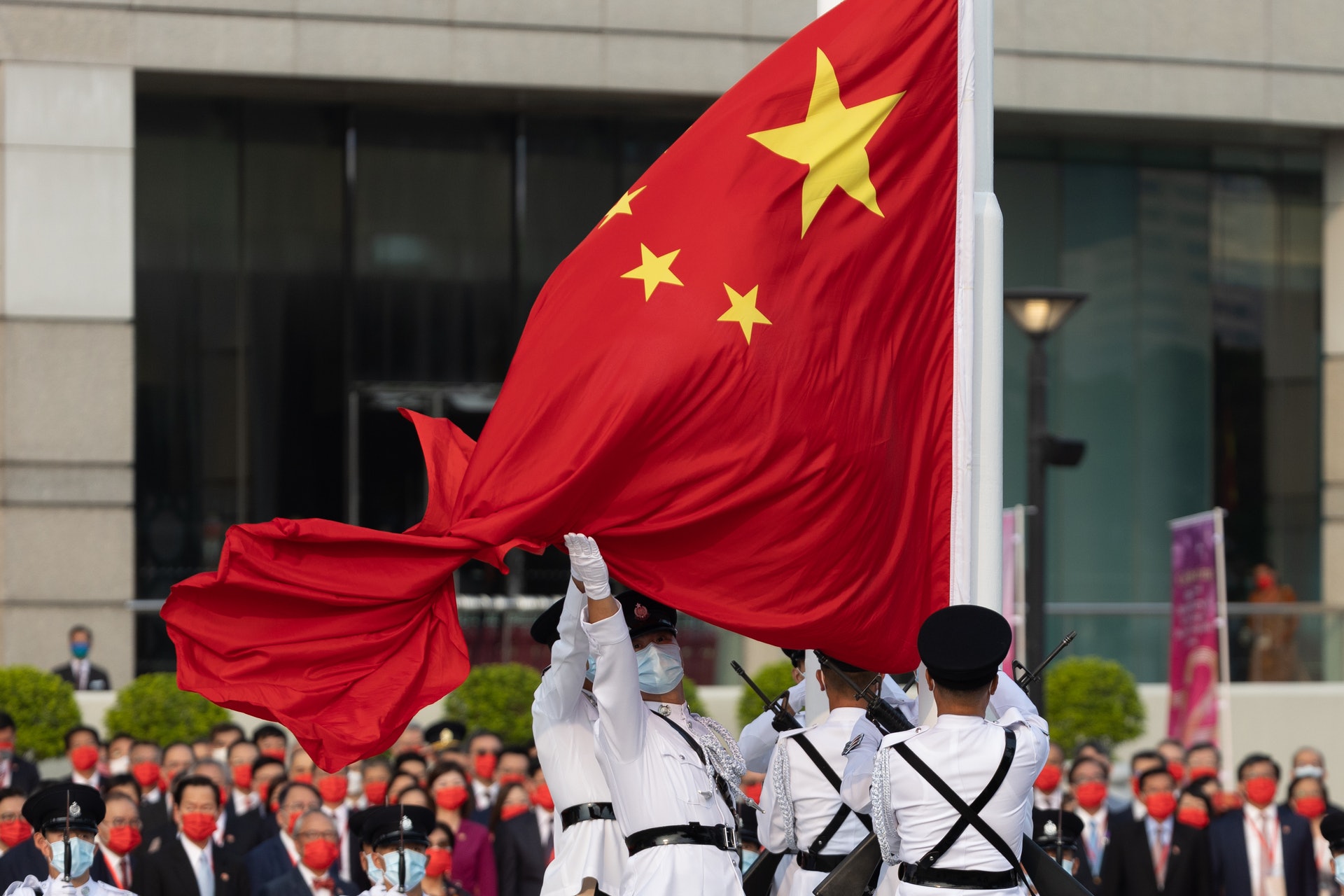 今年國慶金紫荊廣場升旗禮,護旗方隊及儀仗隊以中式步操進場,其後才轉用英式步操,是繼七一升旗禮後第二次。(梁鵬威攝) 今年國慶金紫荊廣場升旗禮,護旗方隊及儀仗隊以中式步操進場,其後才轉用英式步操,是繼七一升旗禮後第二次。(梁鵬威攝)