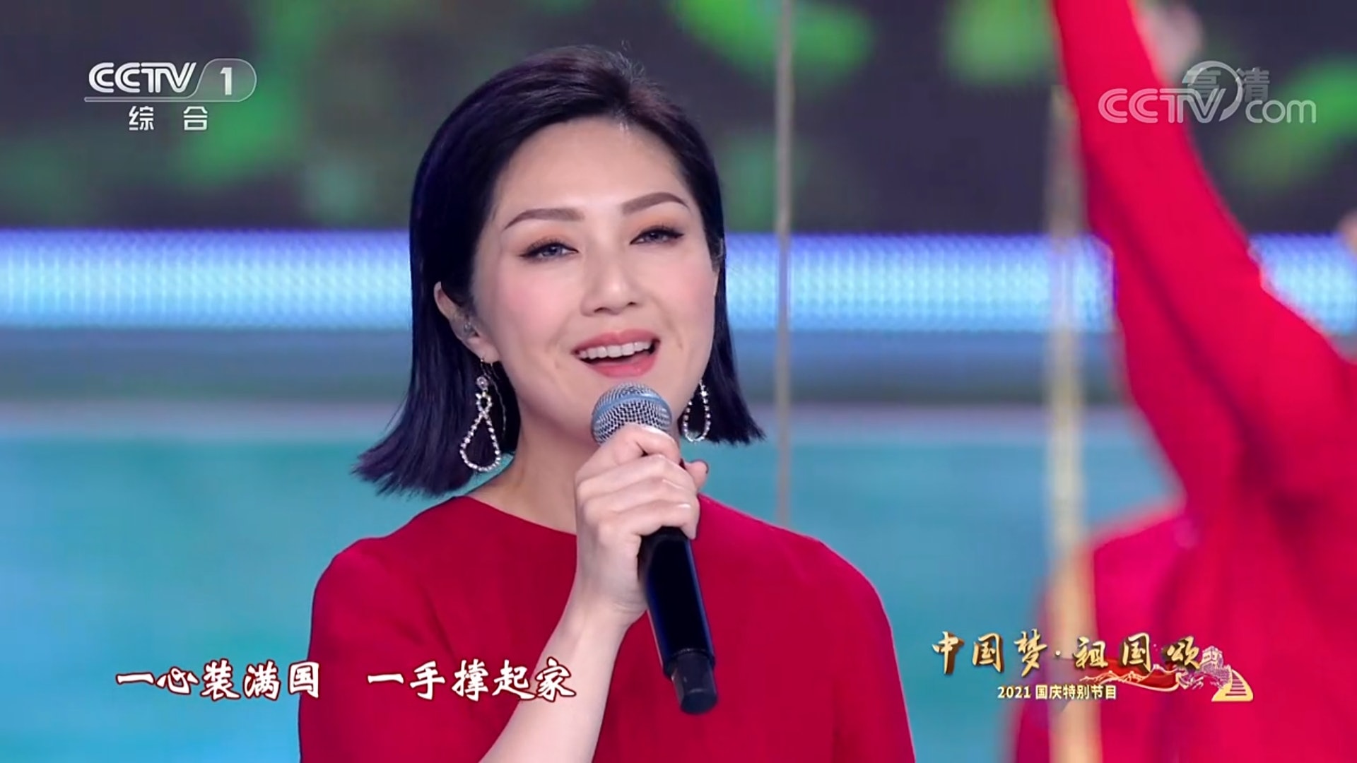 之前話千嬅皮膚好滑,原來是濃妝厚粉。(影片截圖) 之前話千嬅皮膚好滑,原來是濃妝厚粉。(影片截圖)