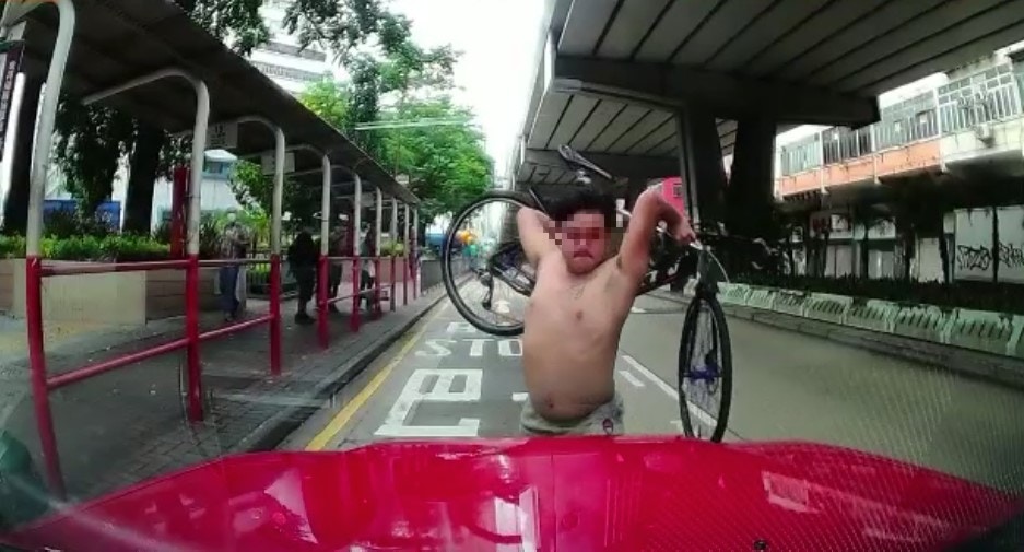 據車Cam影片顯示，的士駛至九龍殯儀舘對開時，單車男作勢將單車掟向的士，之後兩人發生口角。（讀者提供影片截圖）