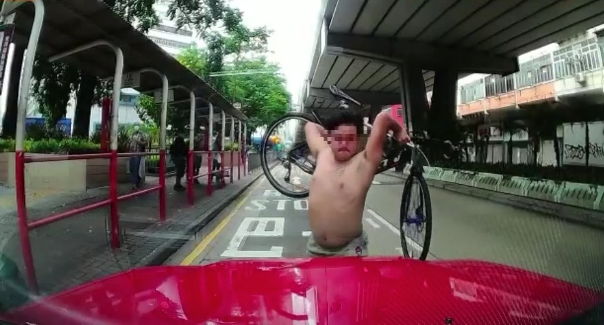 據車Cam影片顯示,的士駛至九龍殯儀舘對開時,單車男作勢將單車掟向的士,之後兩人發生口角。(讀者提供影片截圖)