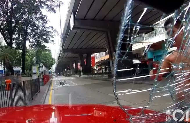 單車男扑向的士擋風玻璃近20秒，他多次要求司機交出手機，更伸手入擋風玻璃、企圖搶去的士司機的手機。據影片可見單車男疑伸手入車內時，手部被玻璃𠝹傷浴血。（讀者提供影片截圖）