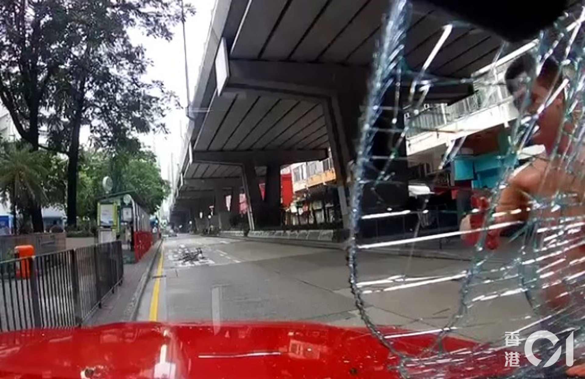 單車男扑向的士擋風玻璃近20秒,他多次要求司機交出手機,更伸手入擋風玻璃、企圖搶去的士司機的手機。據影片可見單車男疑伸手入車內時,手部被玻璃𠝹傷浴血。(讀者提供影片截圖)