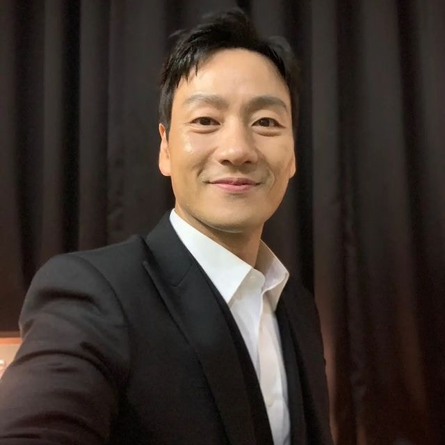 朴海秀開通IG後，馬上上傳帥氣自拍照。（IG/@haesoopark_official）
