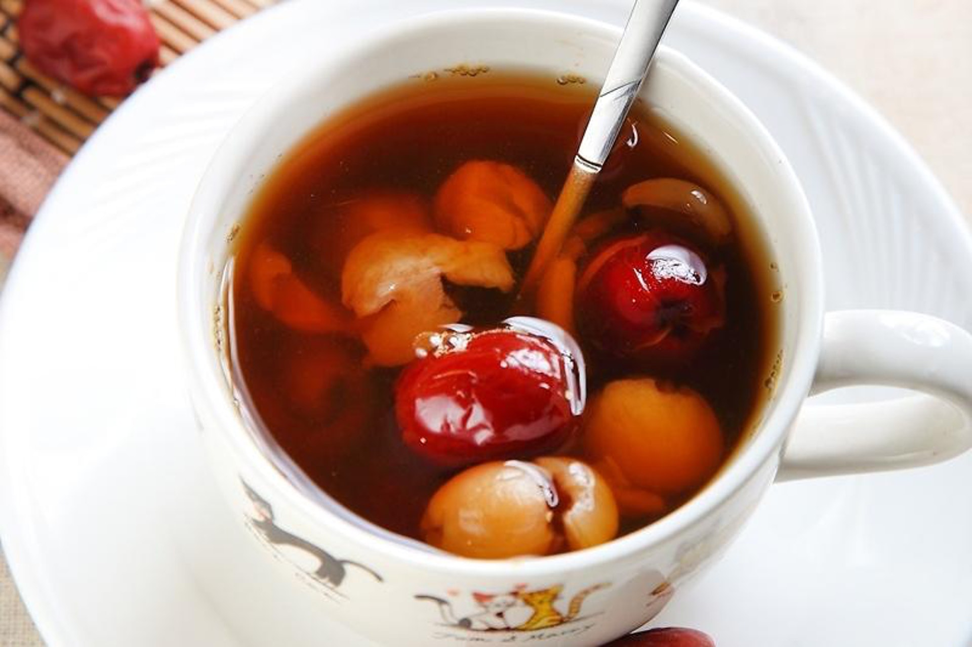 紅棗桂圓湯,有健脾、養心、安神的功效。(圖片:FreePik) 紅棗桂圓湯,有健脾、養心、安神的功效。(圖片:FreePik)