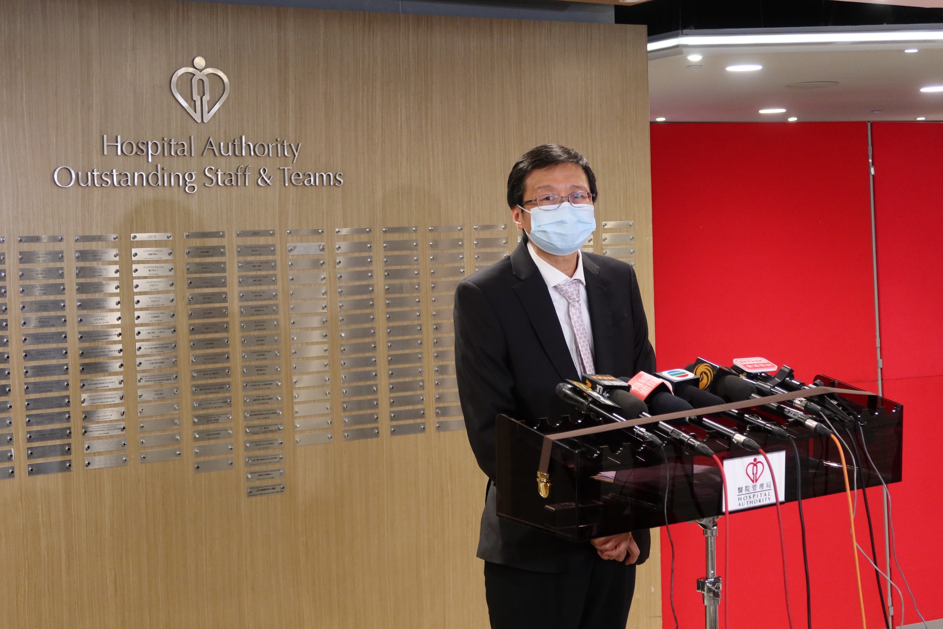 香港癌症資料統計中心總監黃錦洪醫生指出,由於本港人口結構逐漸女多男少,女性年齡層亦集中盛年及中年,估算未來2至3年,發病率趨勢將會超越男性。(孔繁栩攝) 香港癌症資料統計中心總監黃錦洪醫生指出,由於本港人口結構逐漸女多男少,女性年齡層亦集中盛年及中年,估算未來2至3年,發病率趨勢將會超越男性。(孔繁栩攝)