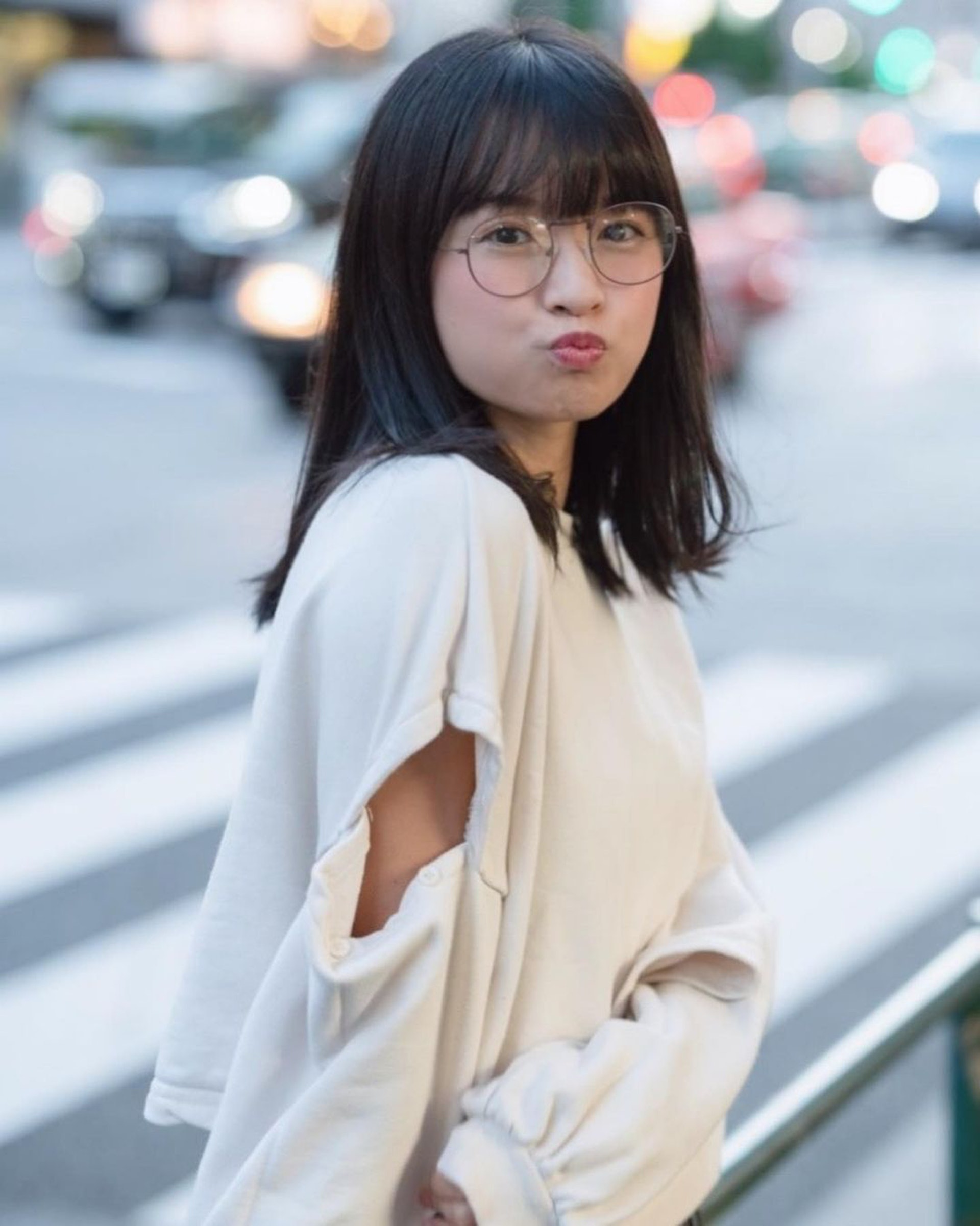 百川晴香早前以以極之少見的「眼鏡娘」風格打卡,十分可愛!(IG「momokawaharuka」圖片) 百川晴香早前以以極之少見的「眼鏡娘」風格打卡,十分可愛!(IG「momokawaharuka」圖片)