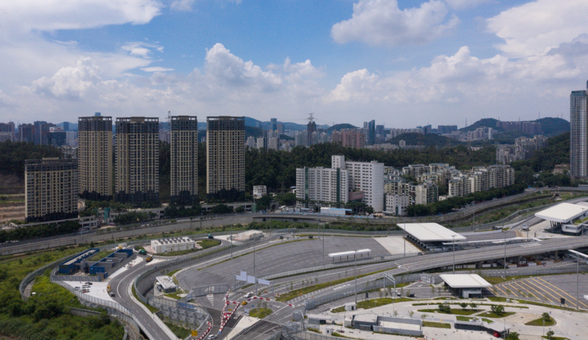 林鄭月娥公布的施政報告聚焦發展新界北,加強與內地連接,增建鐵路與內地口岸連接。圖為香園圍口岸。(資料圖片/余俊亮攝) 林鄭月娥公布的施政報告聚焦發展新界北,加強與內地連接,增建鐵路與內地口岸連接。圖為香園圍口岸。(資料圖片/余俊亮攝)