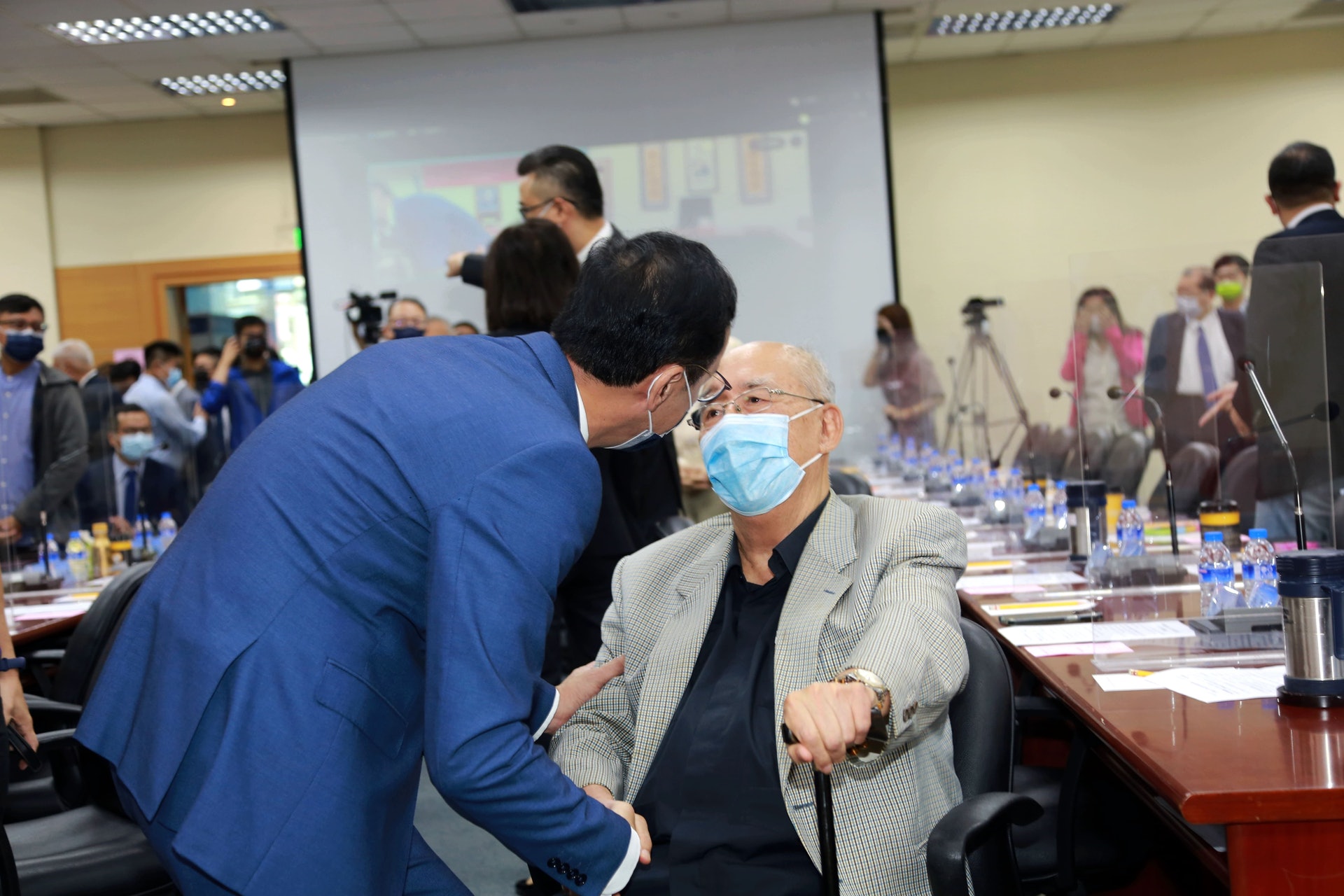 國民黨主席選舉落幕,當地時間10月5日國民黨主席當選人朱立倫與現任國民黨主席江啟臣交接。朱立倫與前主席吳伯雄問候。 (國民黨提供) 國民黨主席選舉落幕,當地時間10月5日國民黨主席當選人朱立倫與現任國民黨主席江啟臣交接。朱立倫與前主席吳伯雄問候。 (國民黨提供)