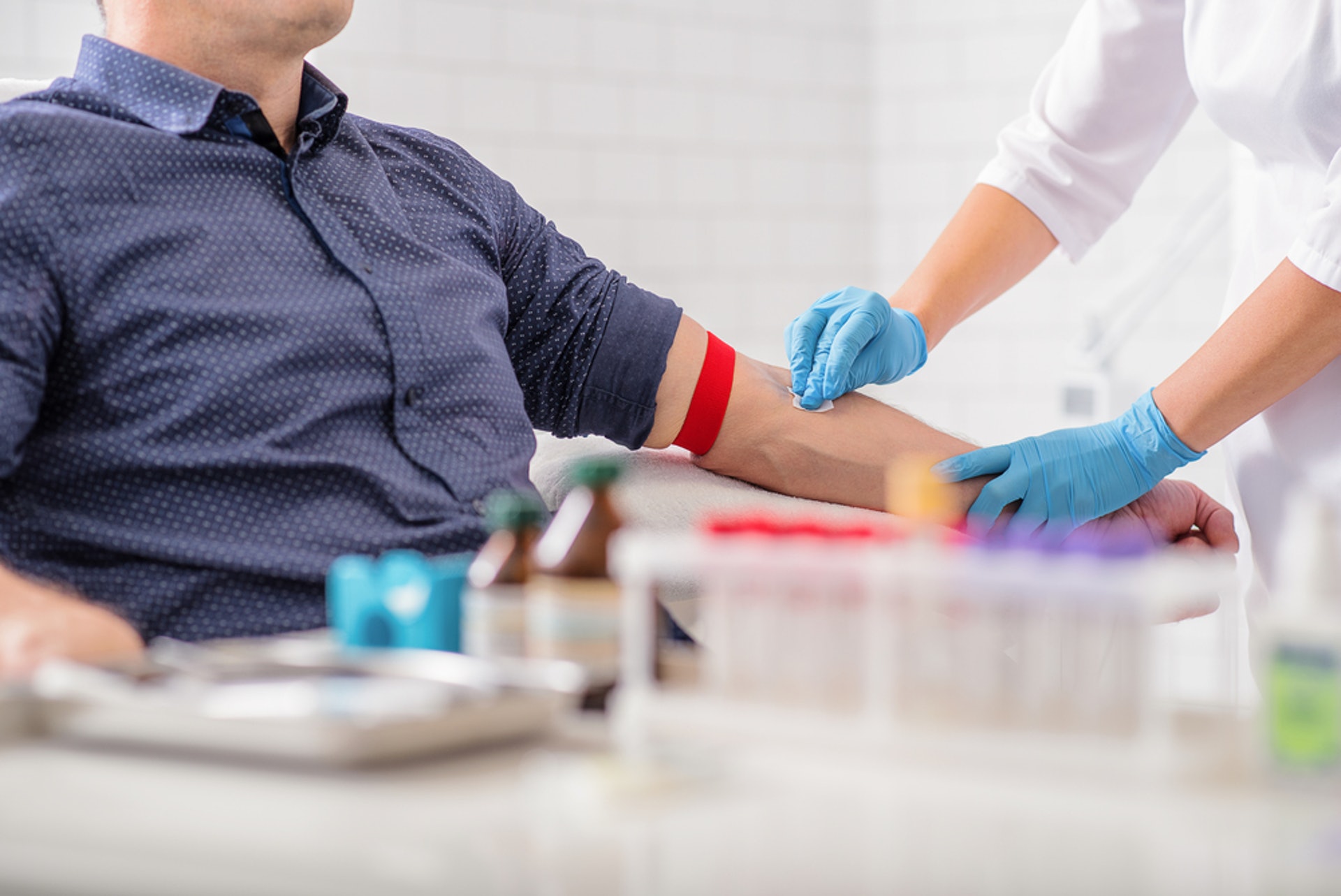 若臨床檢查未有發現異樣，醫生會為患者驗血作進一步檢查。（圖片：Shutterstock）