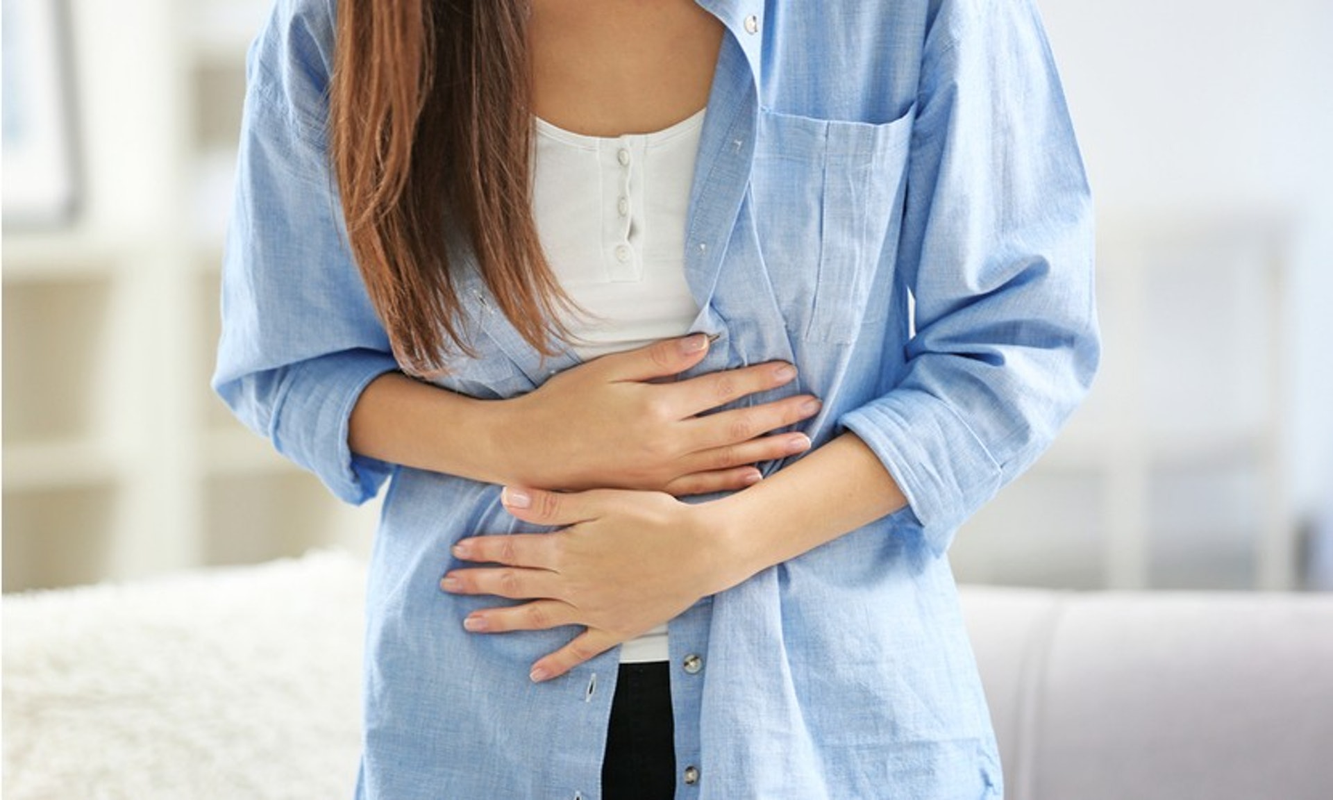 胰臟癌引起的腹痛通常位於上腹部中間，容易與胃痛混淆。（圖片：Common Health）