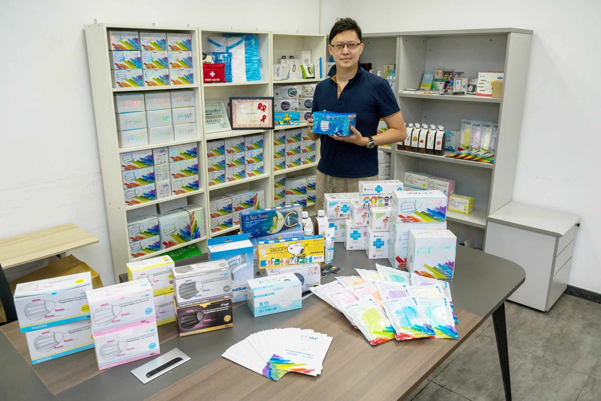 著名口罩生產商IAP決定引入日本技術,於本地開發冰涼口罩。 (圖片: 醫師Easy) 著名口罩生產商IAP決定引入日本技術,於本地開發冰涼口罩。 (圖片: 醫師Easy)