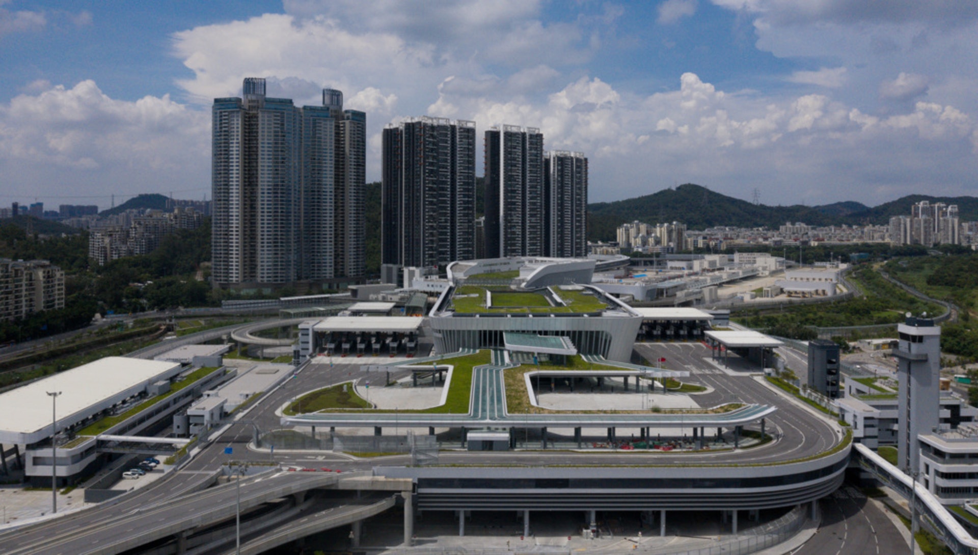 林鄭月娥公布的施政報告聚焦發展新界北,加強與內地連接,增建鐵路與內地口岸連接。圖為香園圍口岸。(資料圖片/余俊亮攝) 林鄭月娥公布的施政報告聚焦發展新界北,加強與內地連接,增建鐵路與內地口岸連接。圖為香園圍口岸。(資料圖片/余俊亮攝)