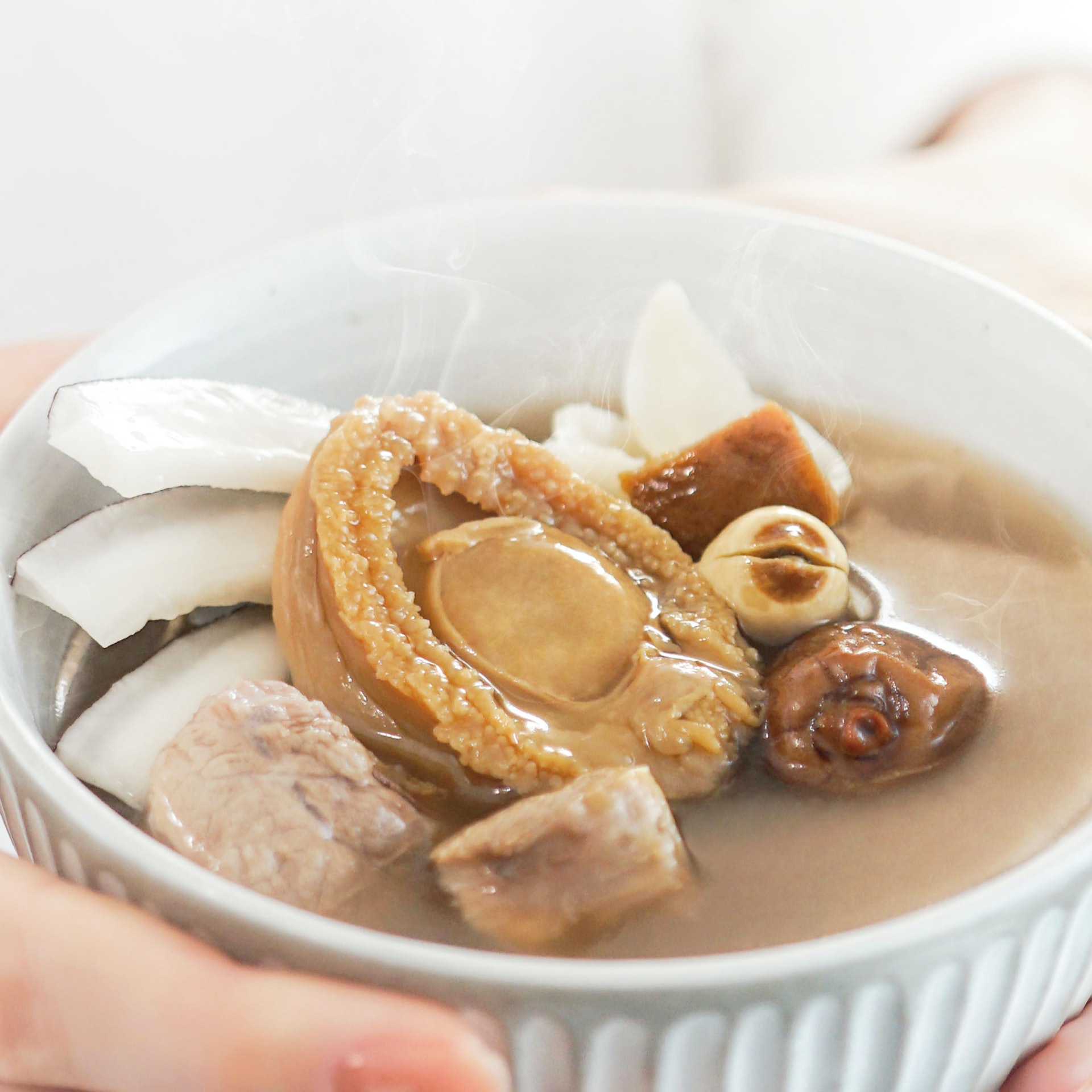 香港製造的moonwell食療湯包可見湯料豐富、湯底濃郁,跟一般無湯料湯包有區別。(圖片:moonwell) 香港製造的moonwell食療湯包可見湯料豐富、湯底濃郁,跟一般無湯料湯包有區別。(圖片:moonwell)