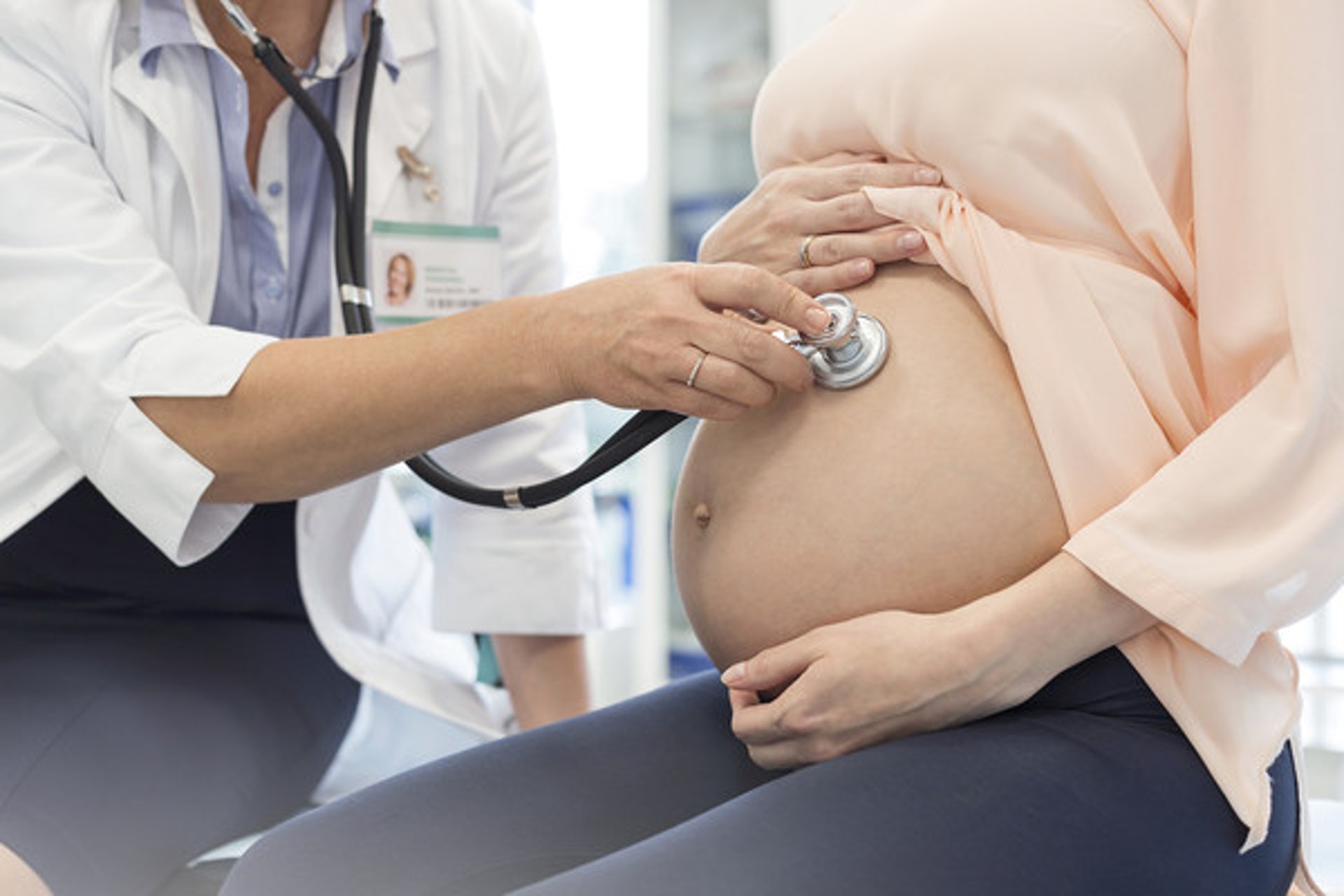 女性懷孕後，在進行定期產檢之外，平日遇到的各種生理及心理問題，都可以向家庭醫生尋求援助。（圖片：ettoday）