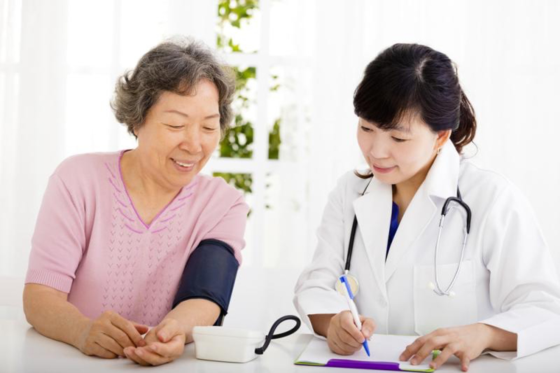 50歲後,最基本便是關注血壓、骨骼、關節等問題,家庭醫生會輔助預防膽固醇過高、心臟病、中風等疾病。(圖片:specialty) 50歲後,最基本便是關注血壓、骨骼、關節等問題,家庭醫生會輔助預防膽固醇過高、心臟病、中風等疾病。(圖片:specialty)