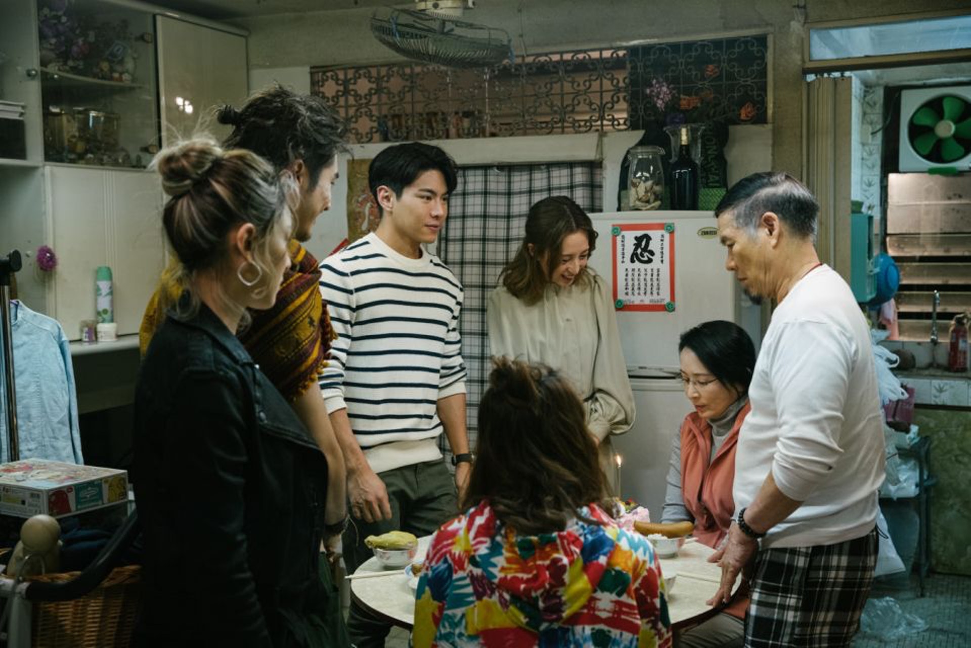 女網民到男友家中打邊爐,但半推半就下吃了1隻半生熟的魚皮餃,令她肚痾。(《香港愛情故事》劇照) 女網民到男友家中打邊爐,但半推半就下吃了1隻半生熟的魚皮餃,令她肚痾。(《香港愛情故事》劇照)